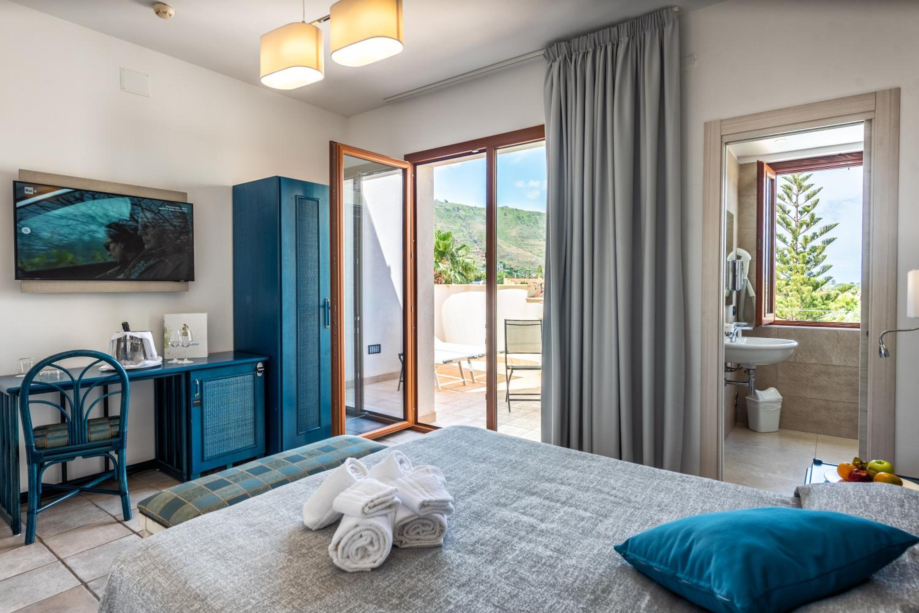 Double or Twin Room with Sea View