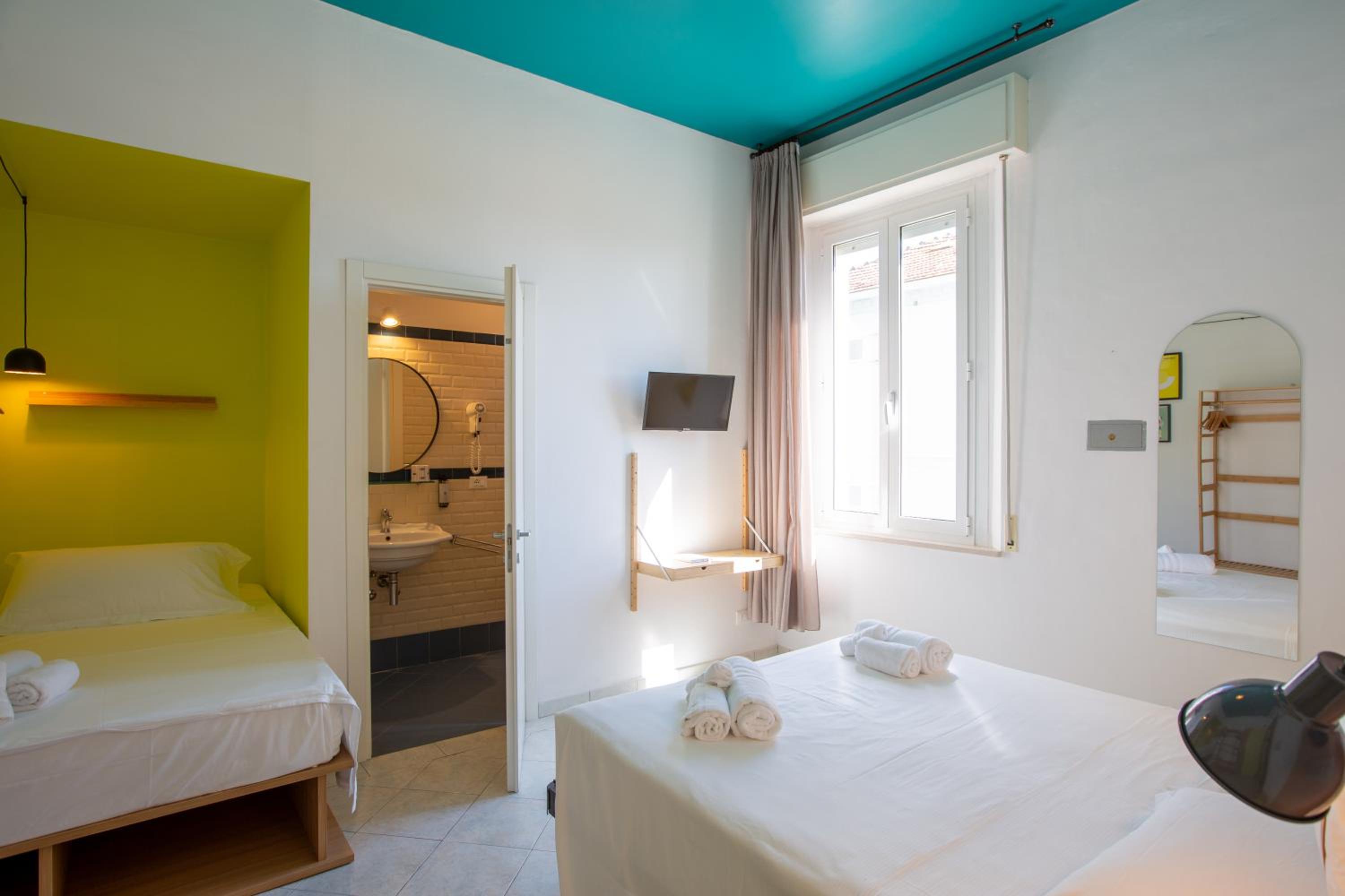 Standard Triple Room With Partial Sea View