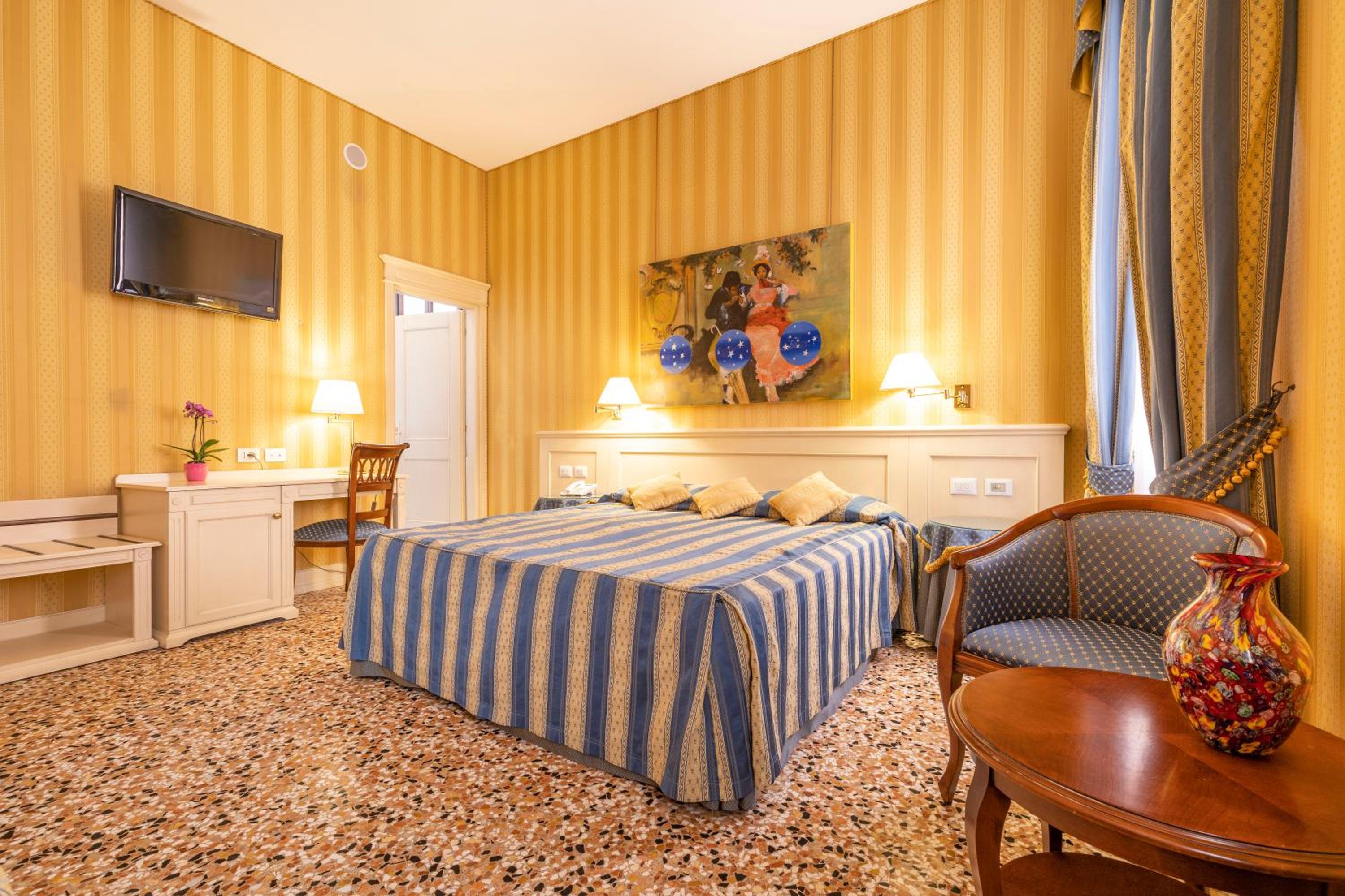 Deluxe Double or Twin Room with Canal View