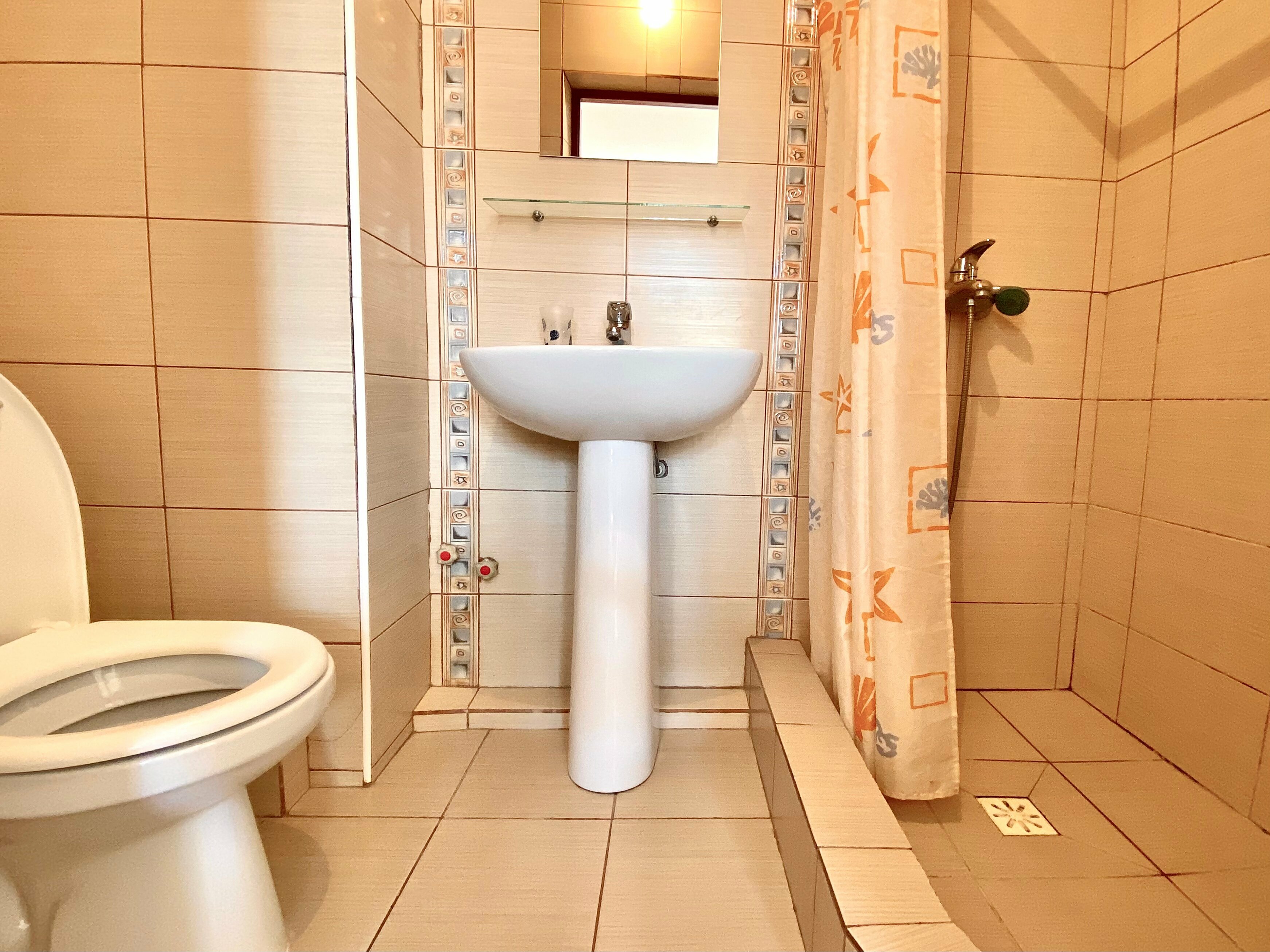 Четырехместный номер с душем