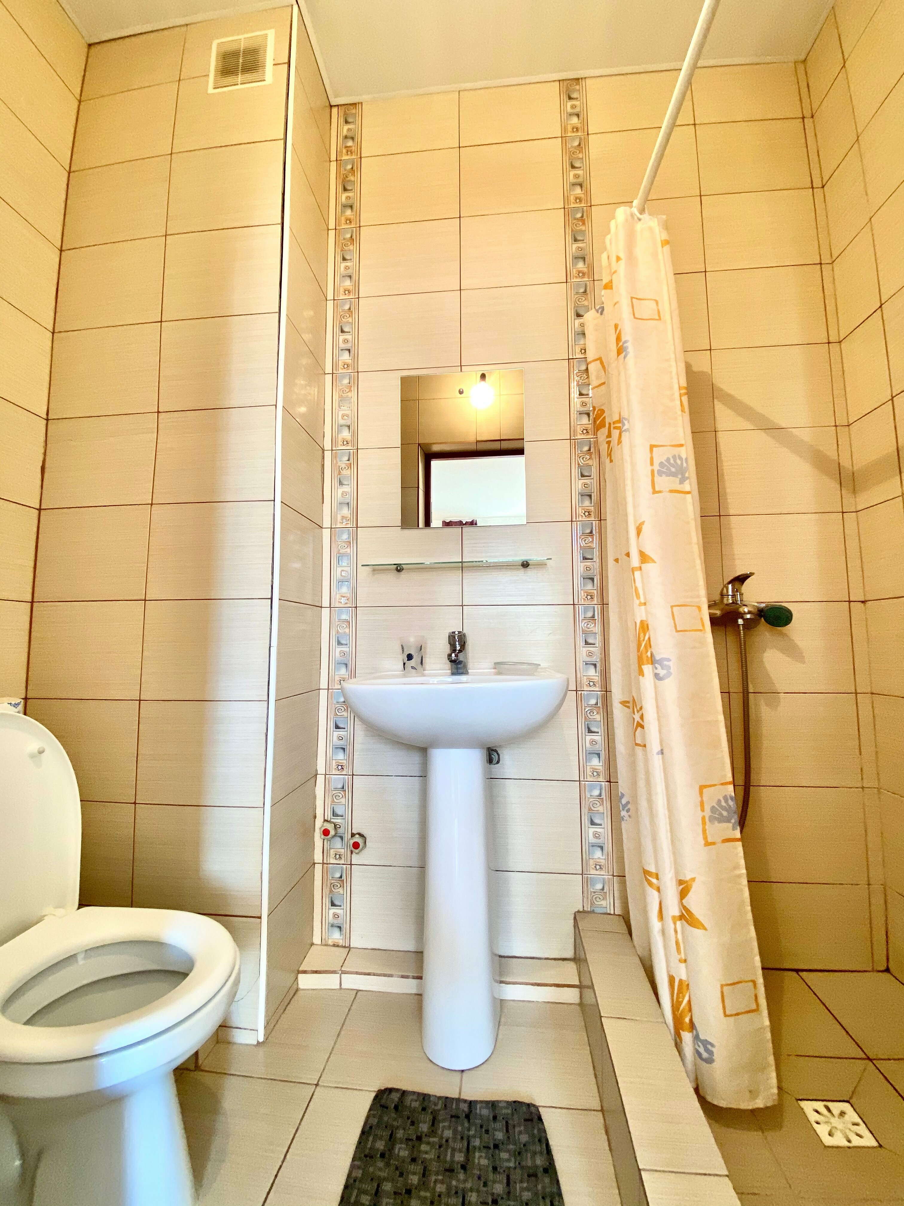 Трехместный номер с собственной ванной комнатой