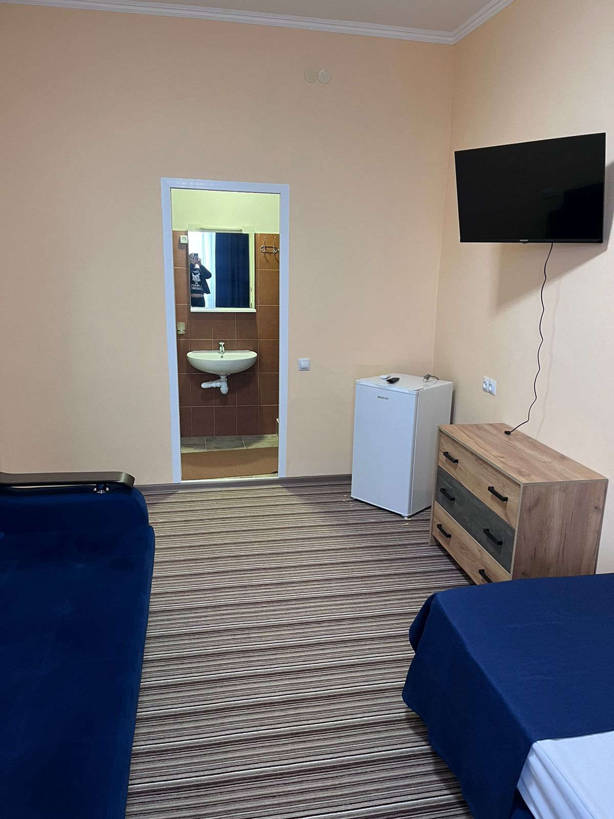 Трехместный номер с собственной ванной комнатой