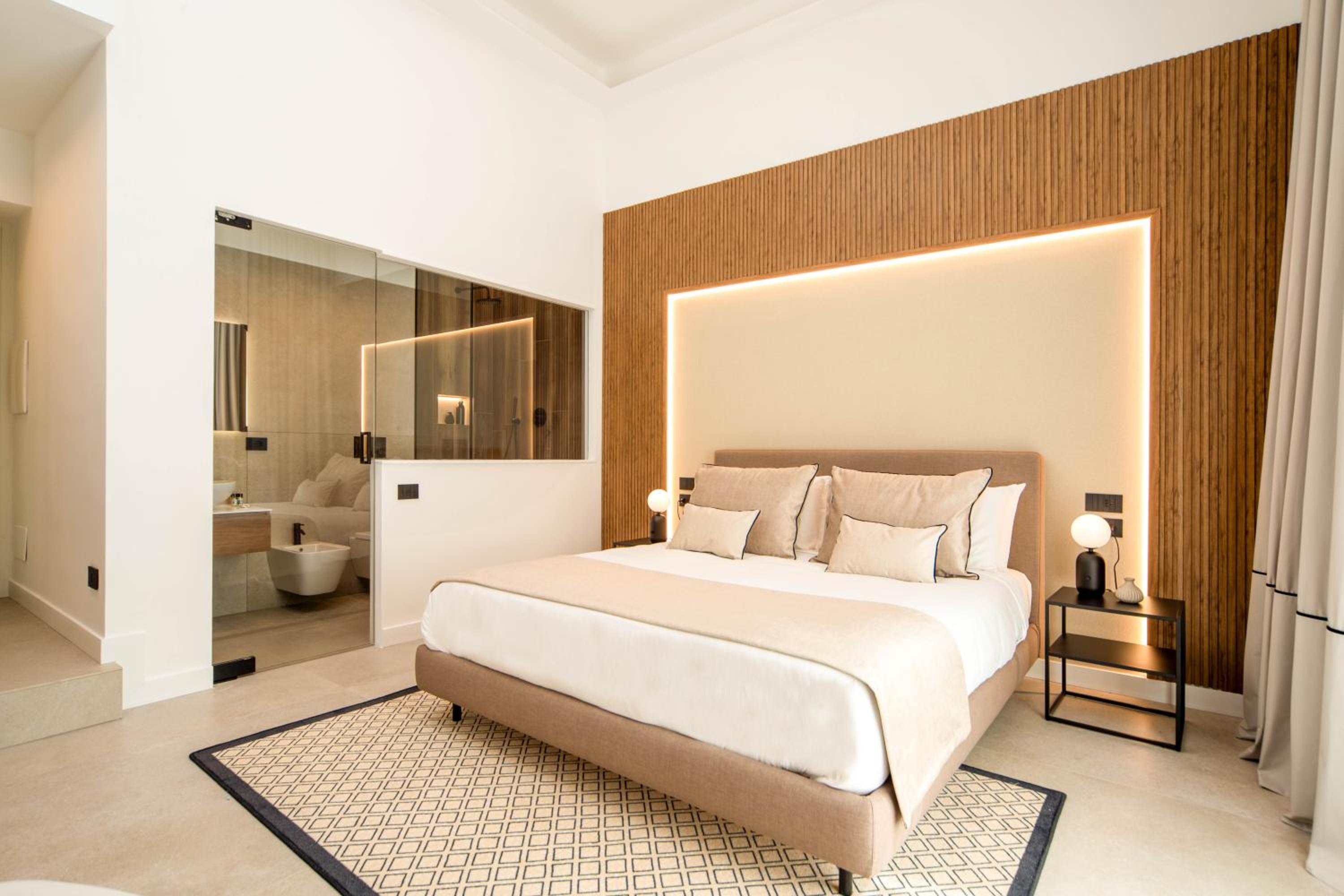 Queen Deluxe Double or Twin Room