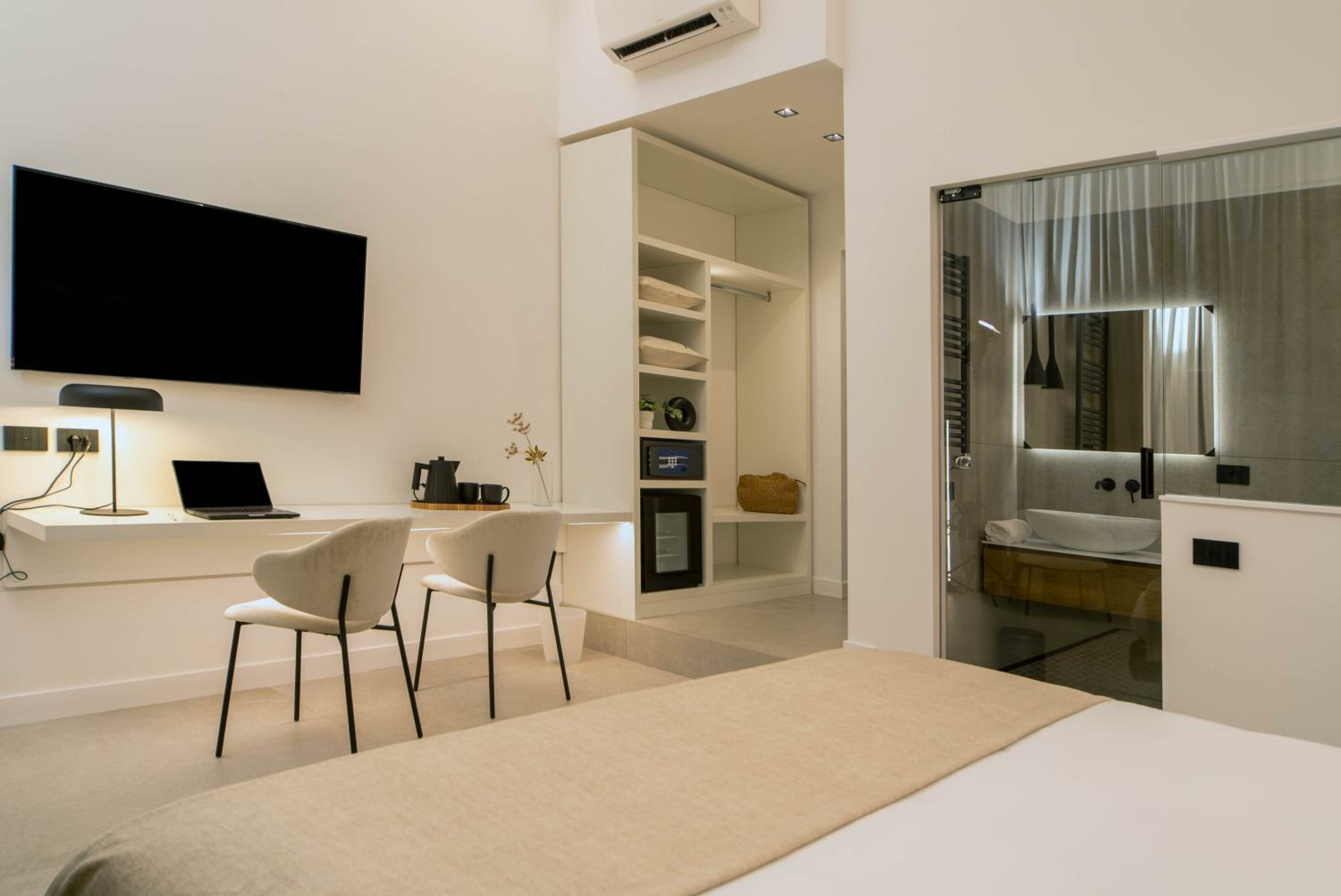 Queen Deluxe Double or Twin Room