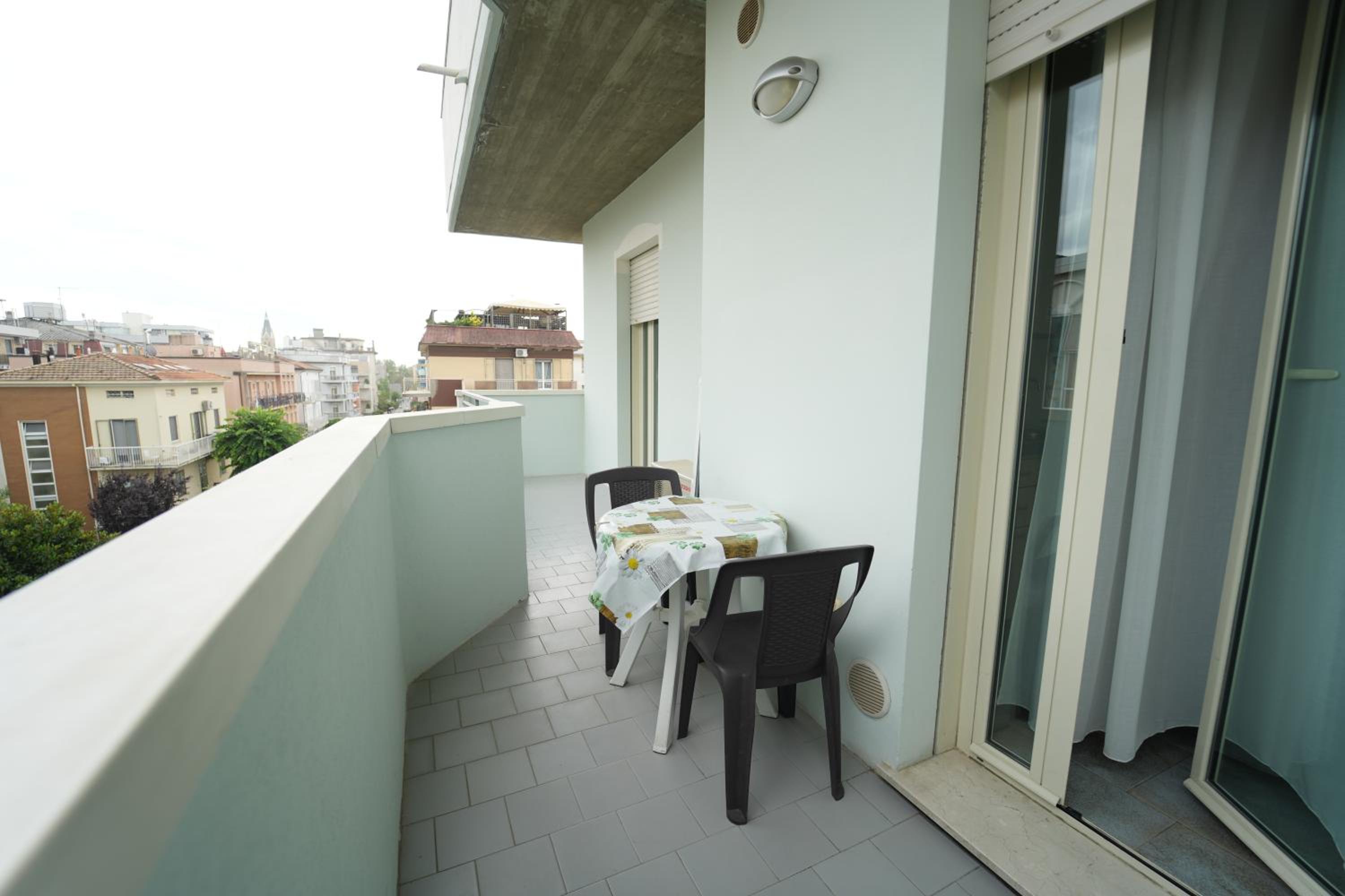 One-Bedroom Apartment with Balcony (5 Adults)