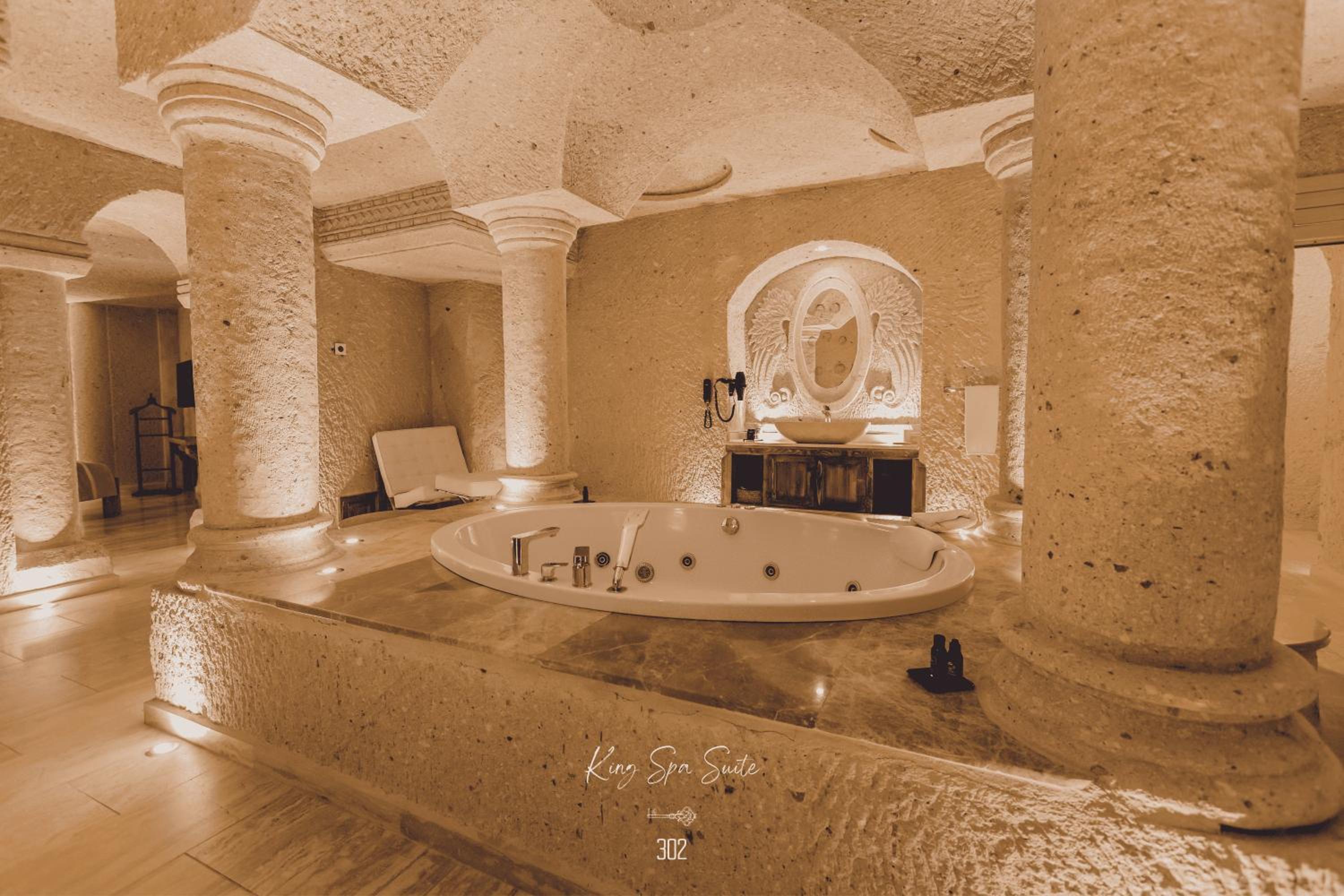 King Spa Suite (Sauna, Jacuzzi and Fire Place)