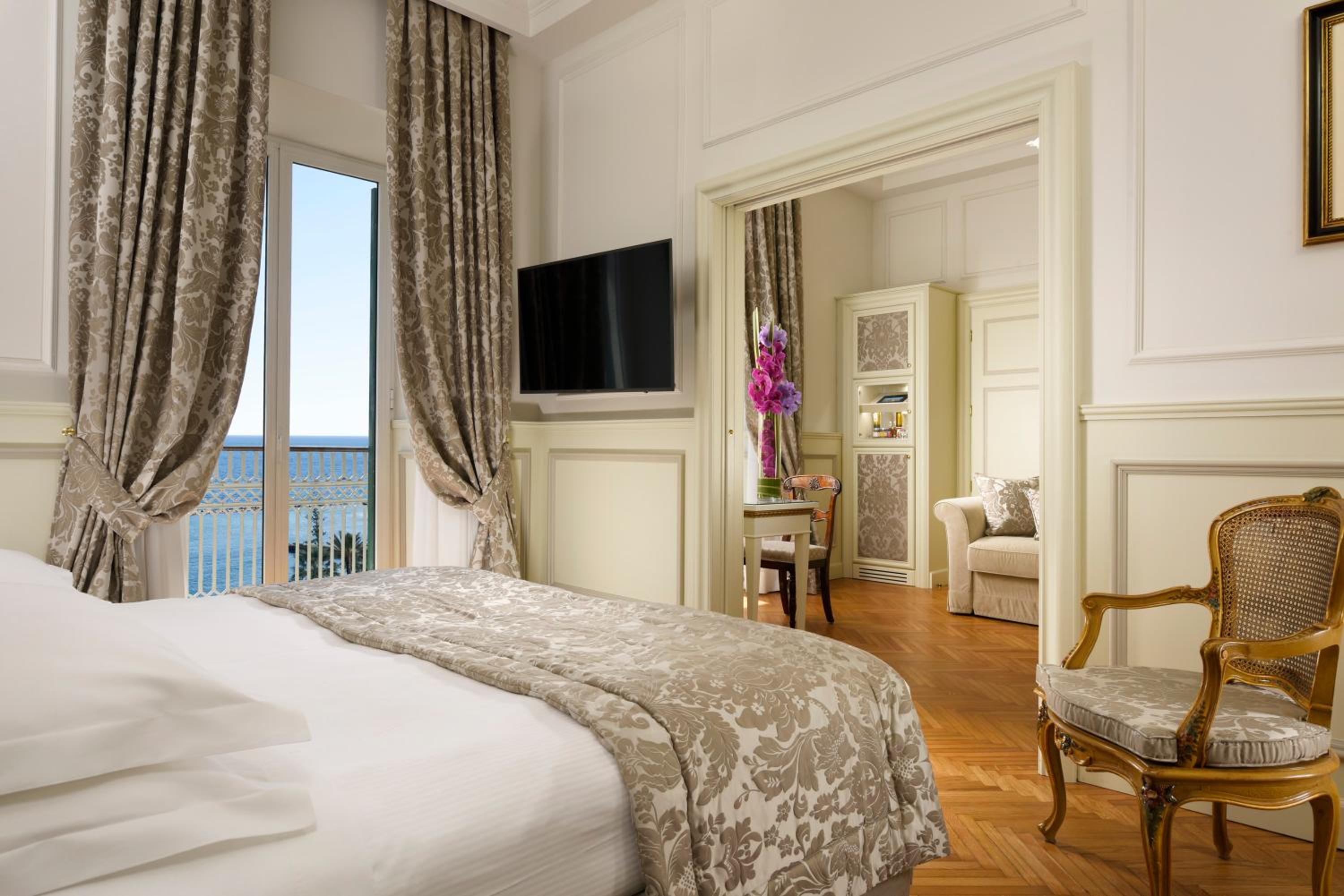 Queen Suite with Sea View with Balcony