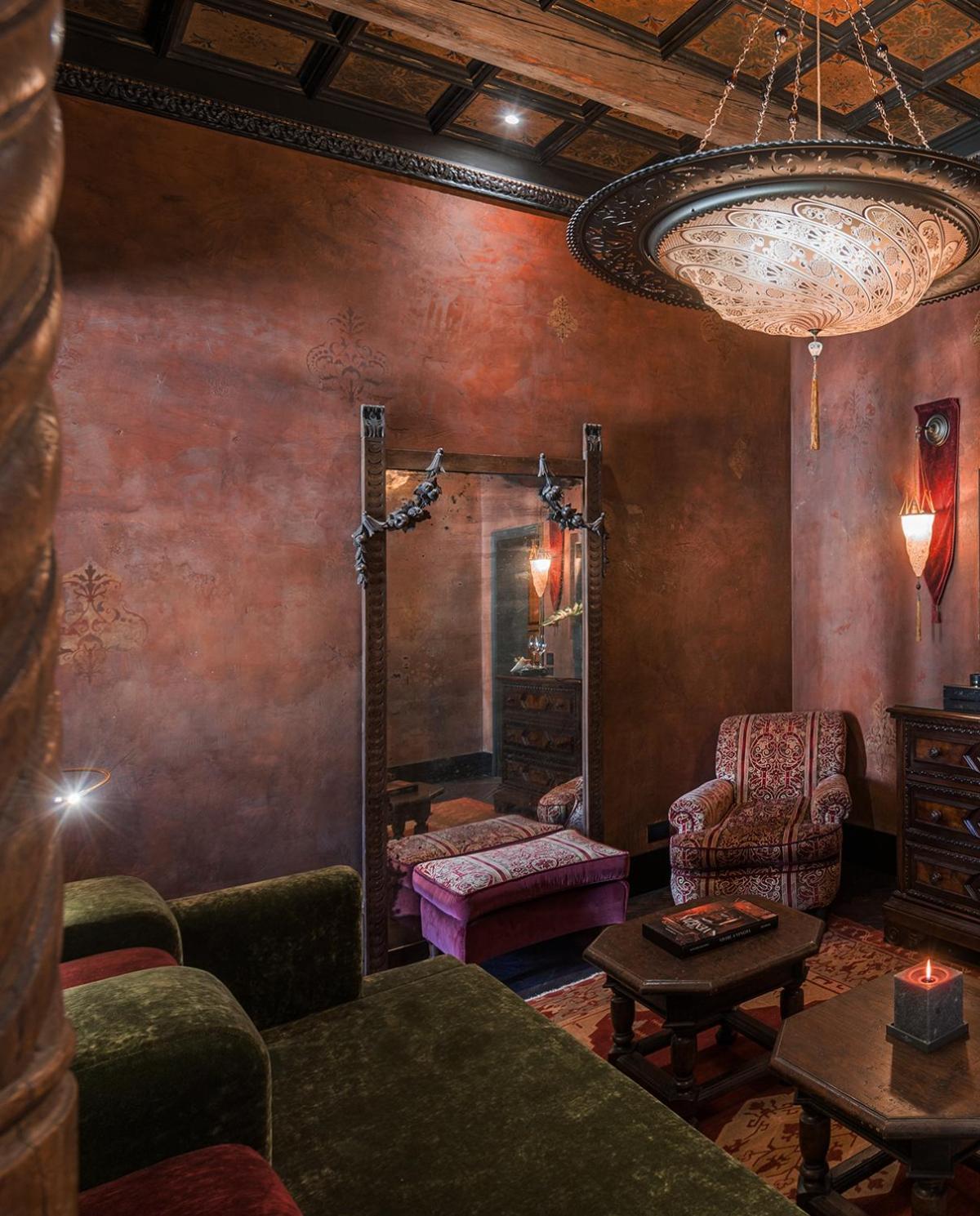 Exclusive Suite with Lateral Canal View