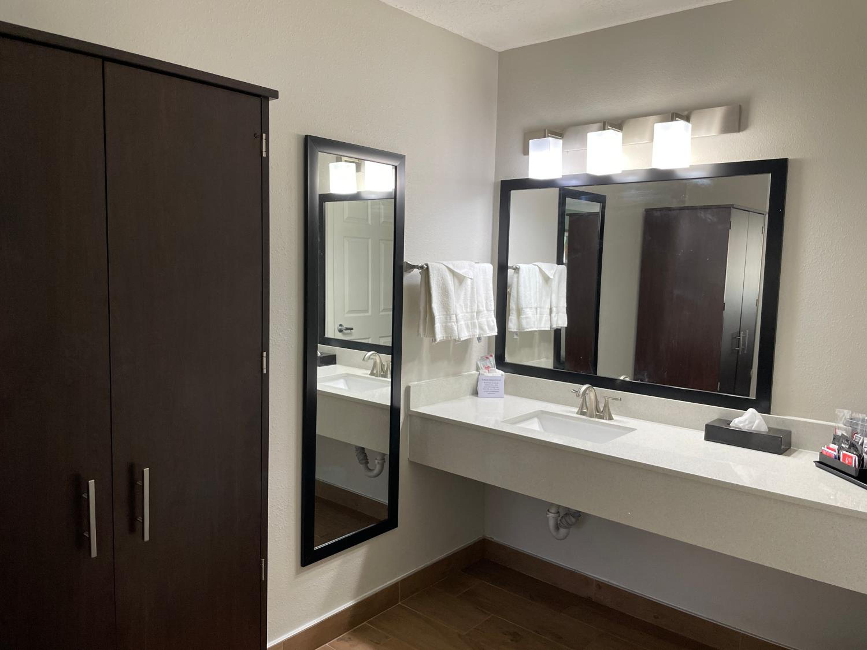 Deluxe Suite with Two Queen Beds - Non-Smoking