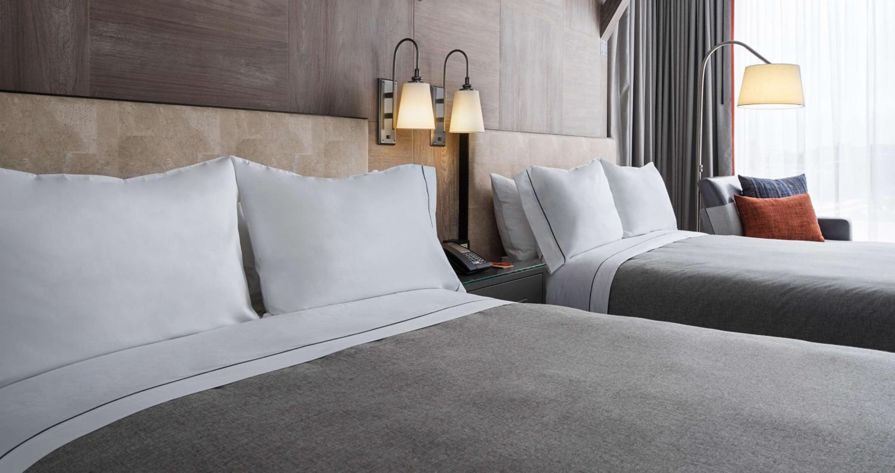 Queen Room with River View - Hearing Accessible