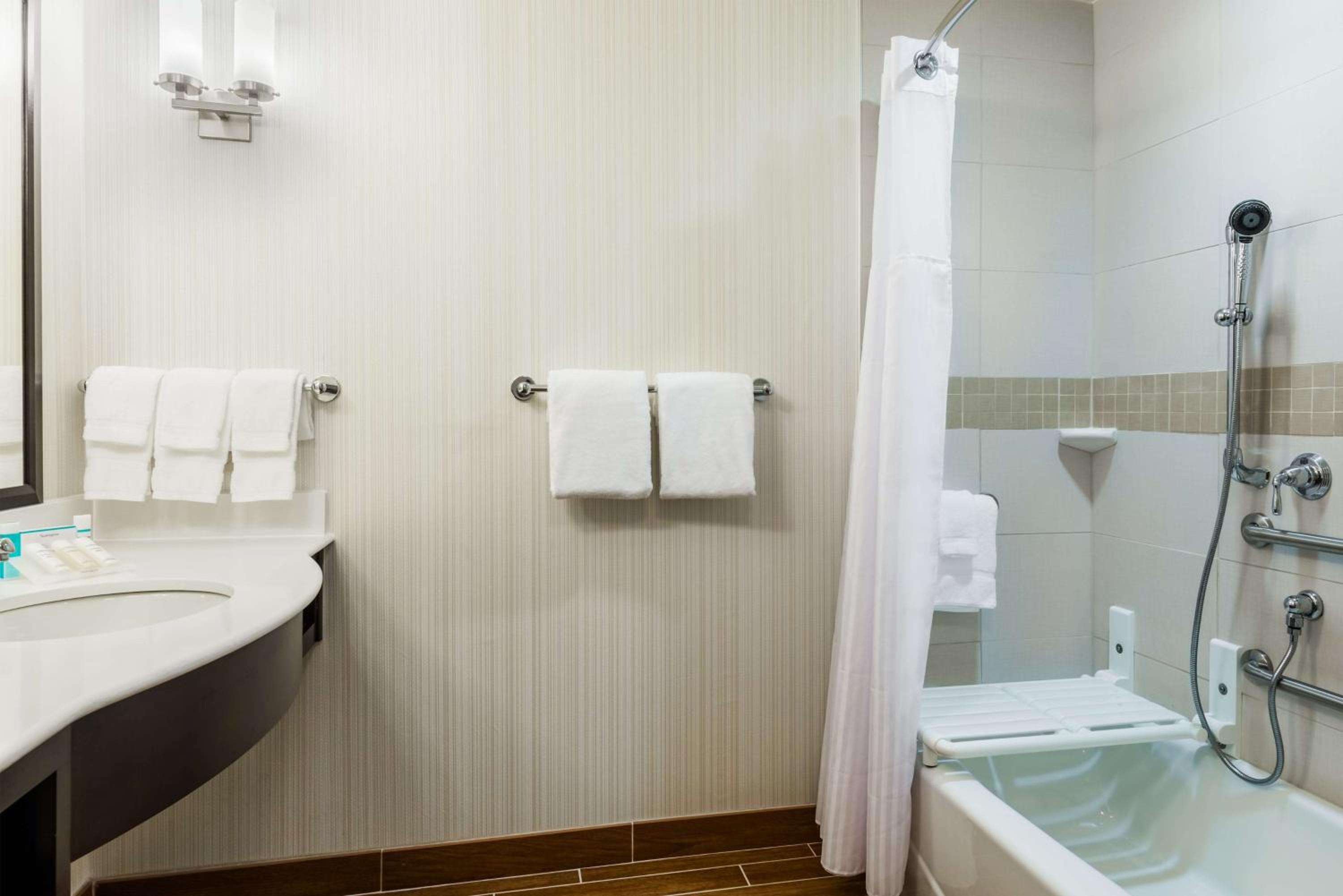 King Room with Accessible Tub - Mobility Access