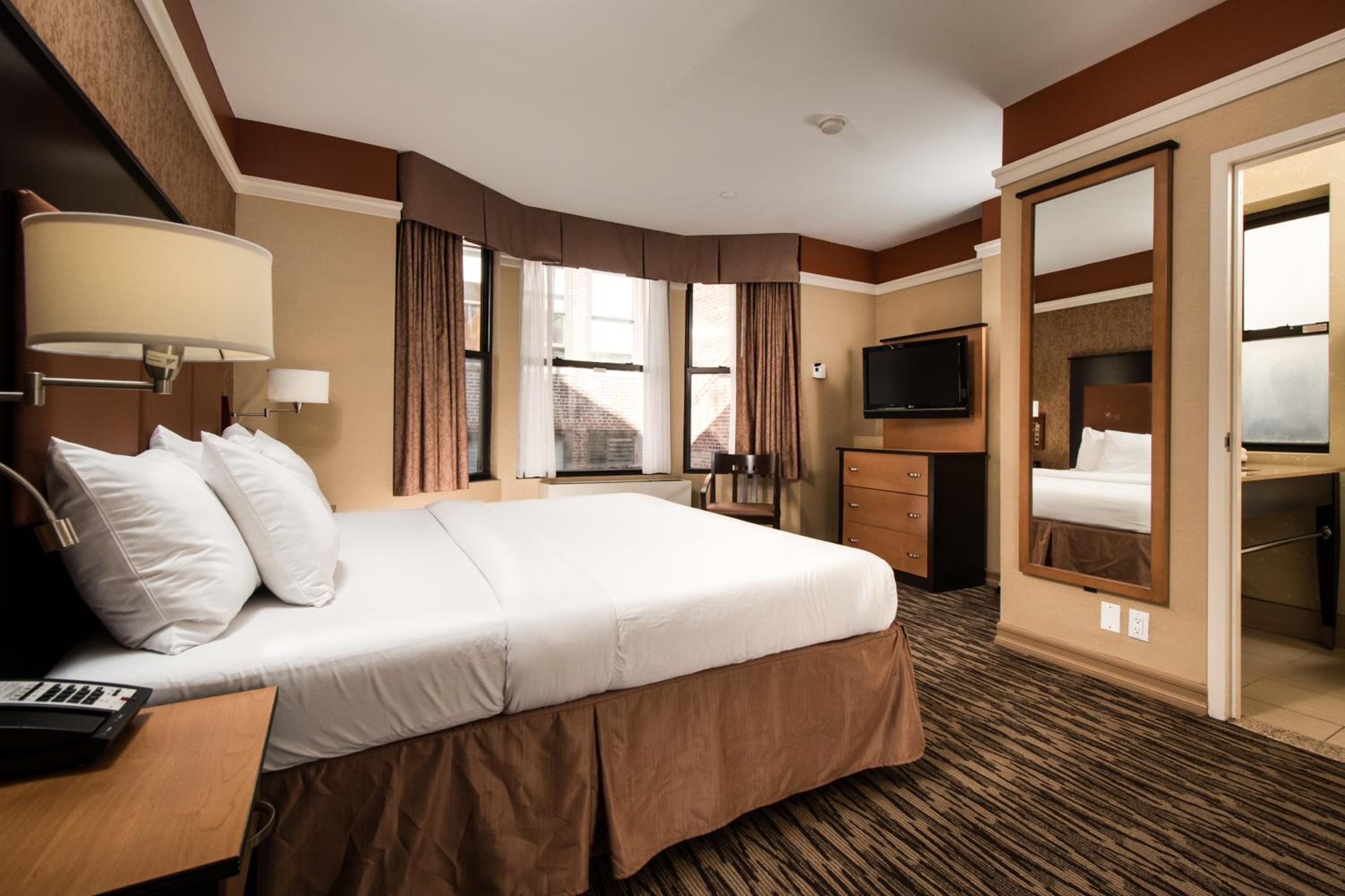 Deluxe Queen Room