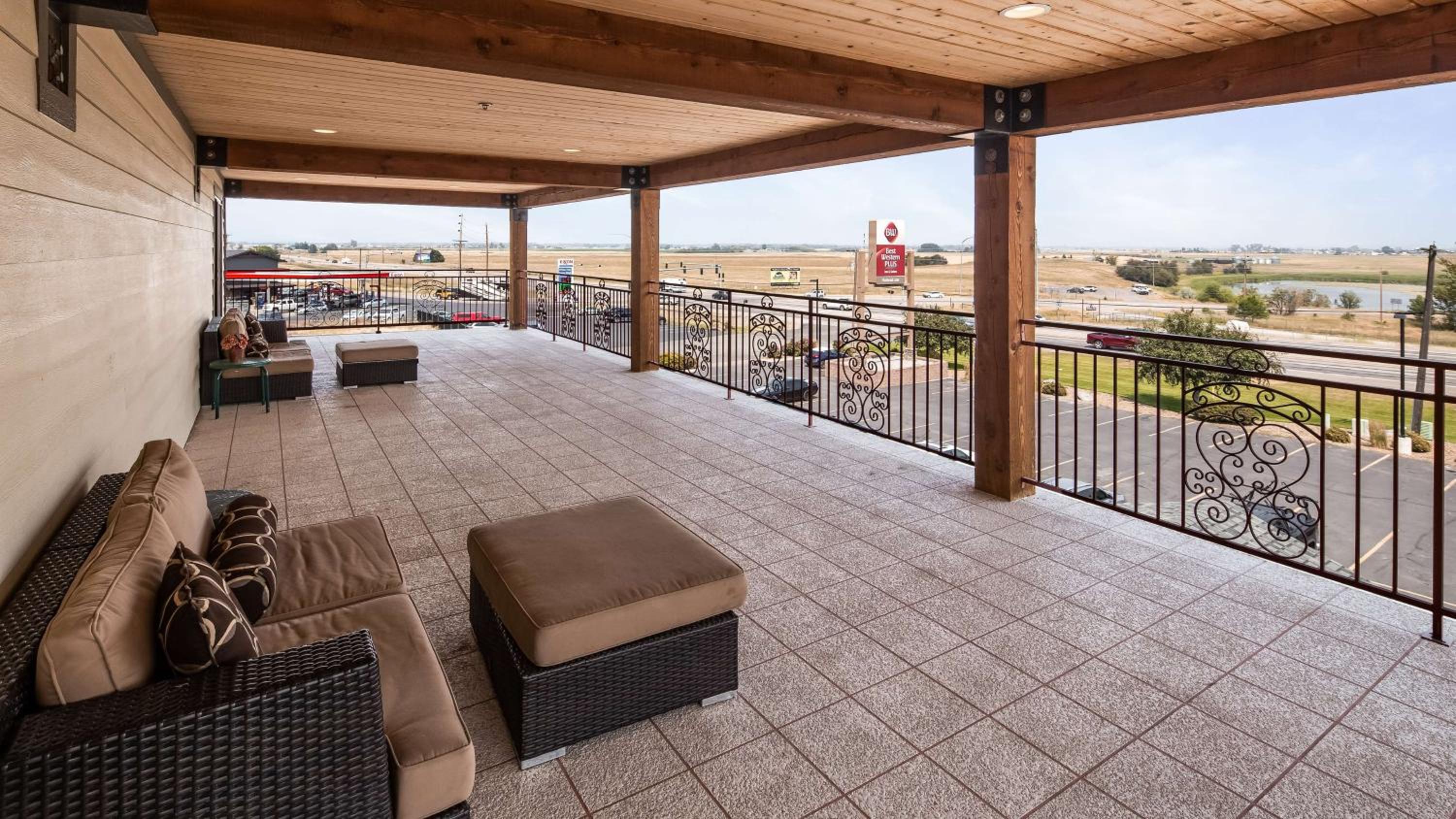 Honeymoon King Suite with Hot Tub - Non-Smoking