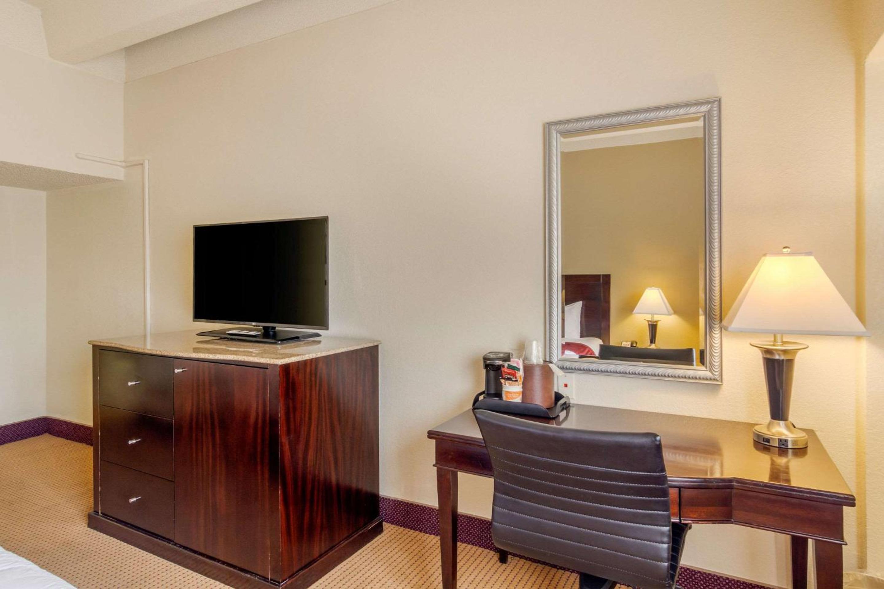 Standard Double Room With Two Double Beds - Non-Smoking/Exterior Corridor