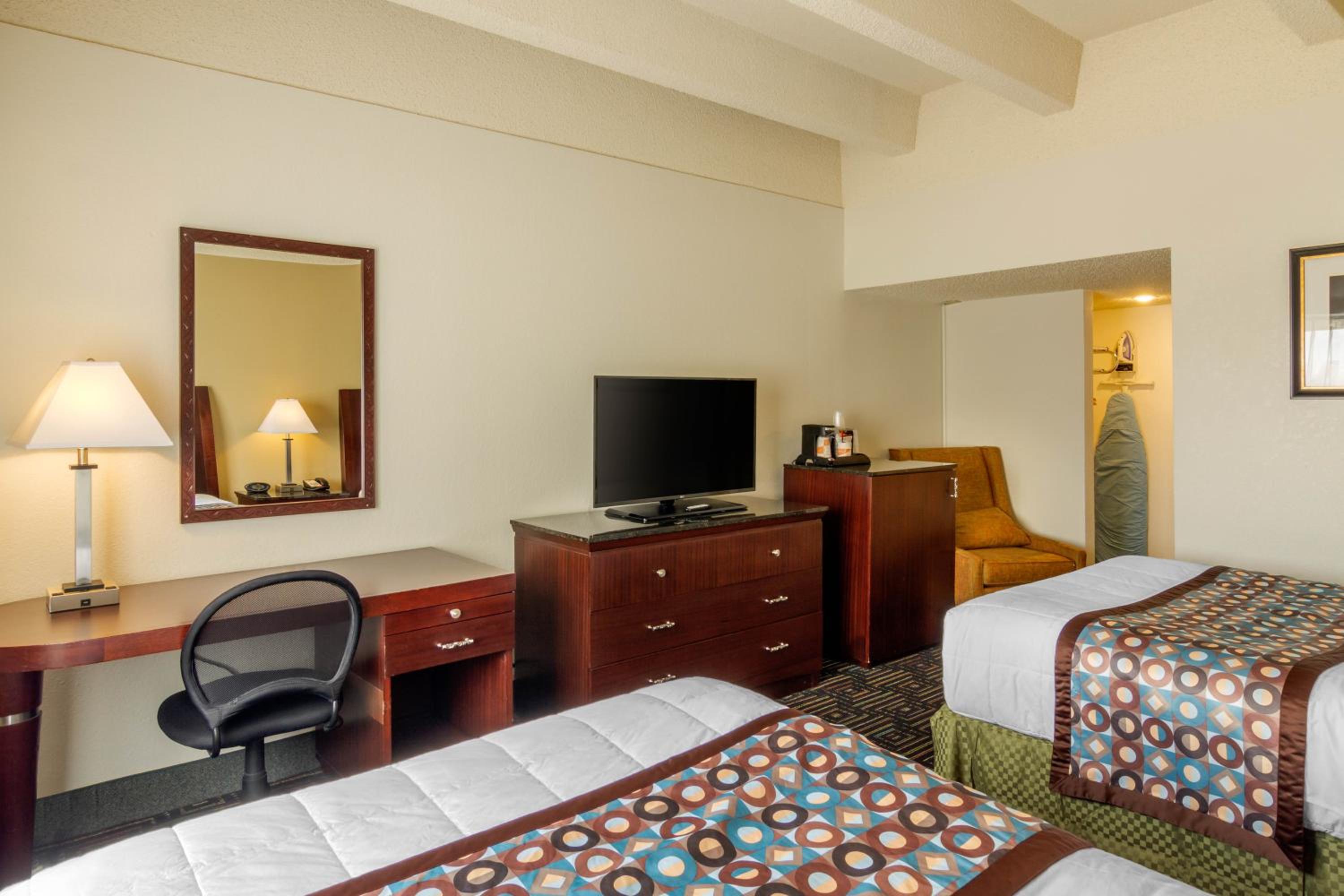 Standard Double Room With Two Double Beds - Non-Smoking/Exterior Corridor