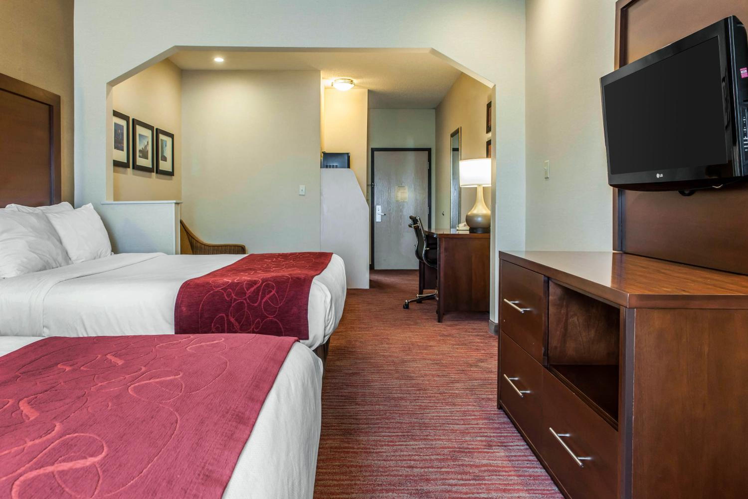 Queen Suite withTwo Queen Beds- Sofa Bed/Non Smoking