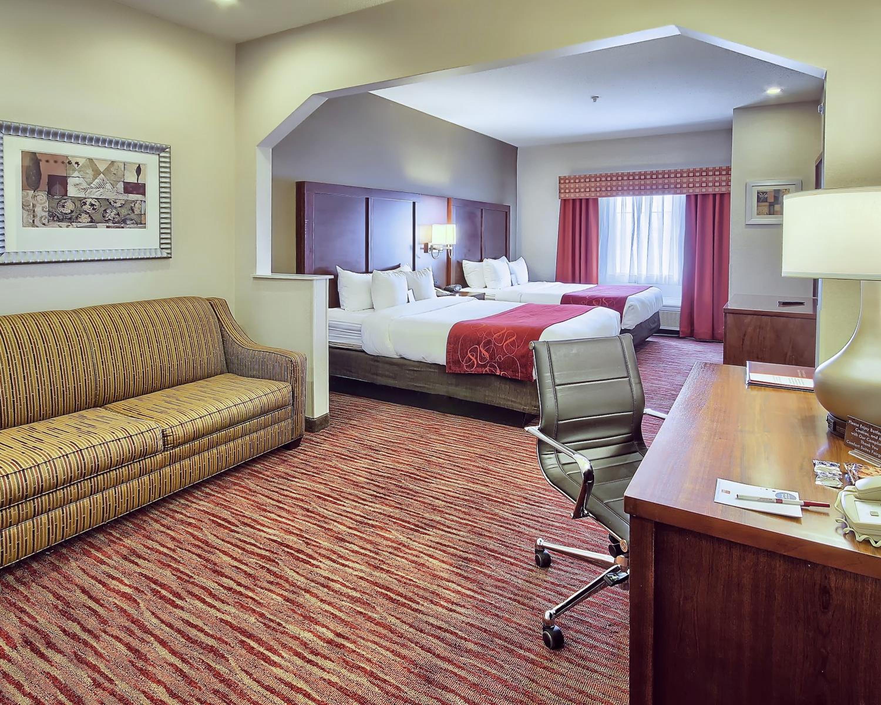 Queen Suite withTwo Queen Beds- Sofa Bed/Non Smoking