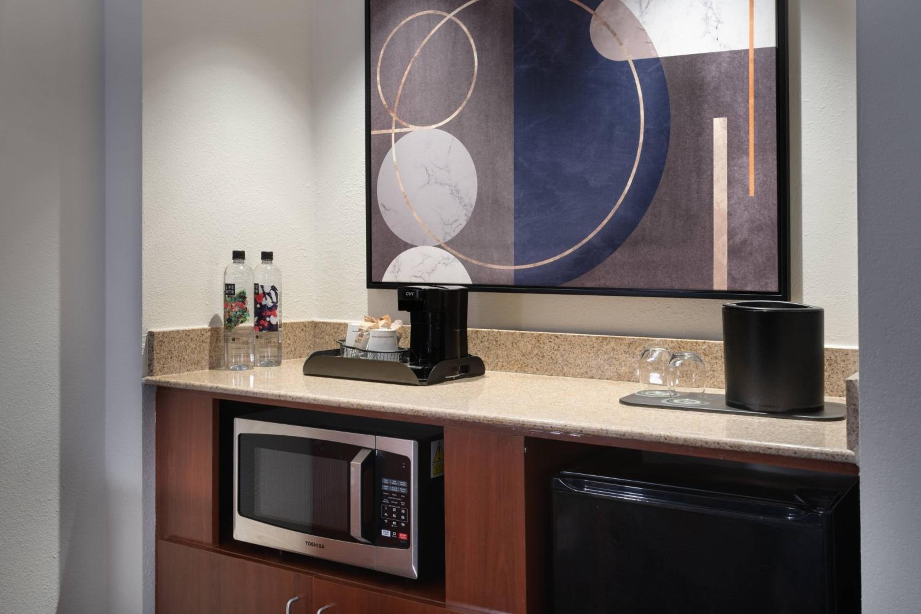 Suite, 1 King, Sofa bed, Courtyard view