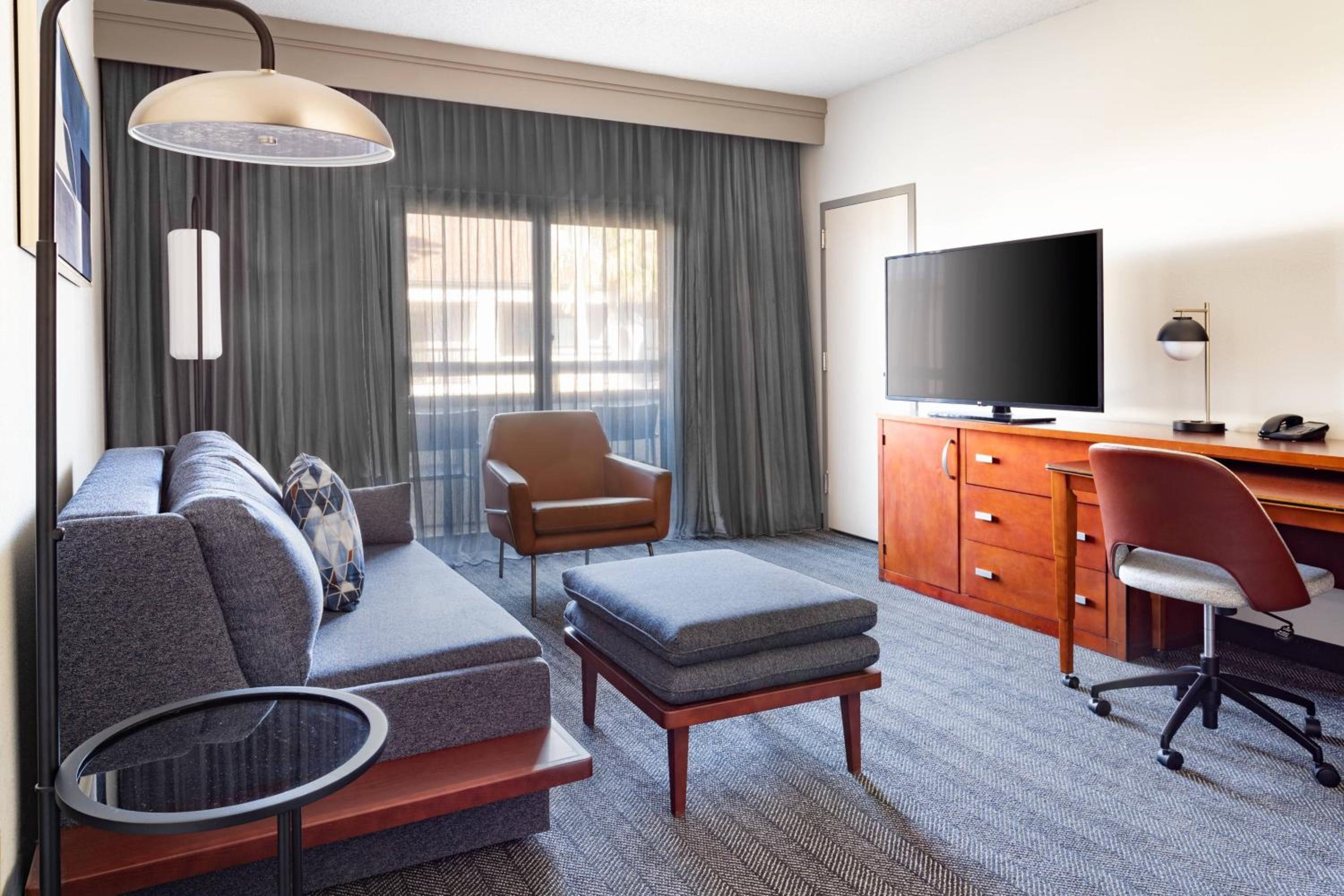 Suite, 1 King, Sofa bed, Courtyard view