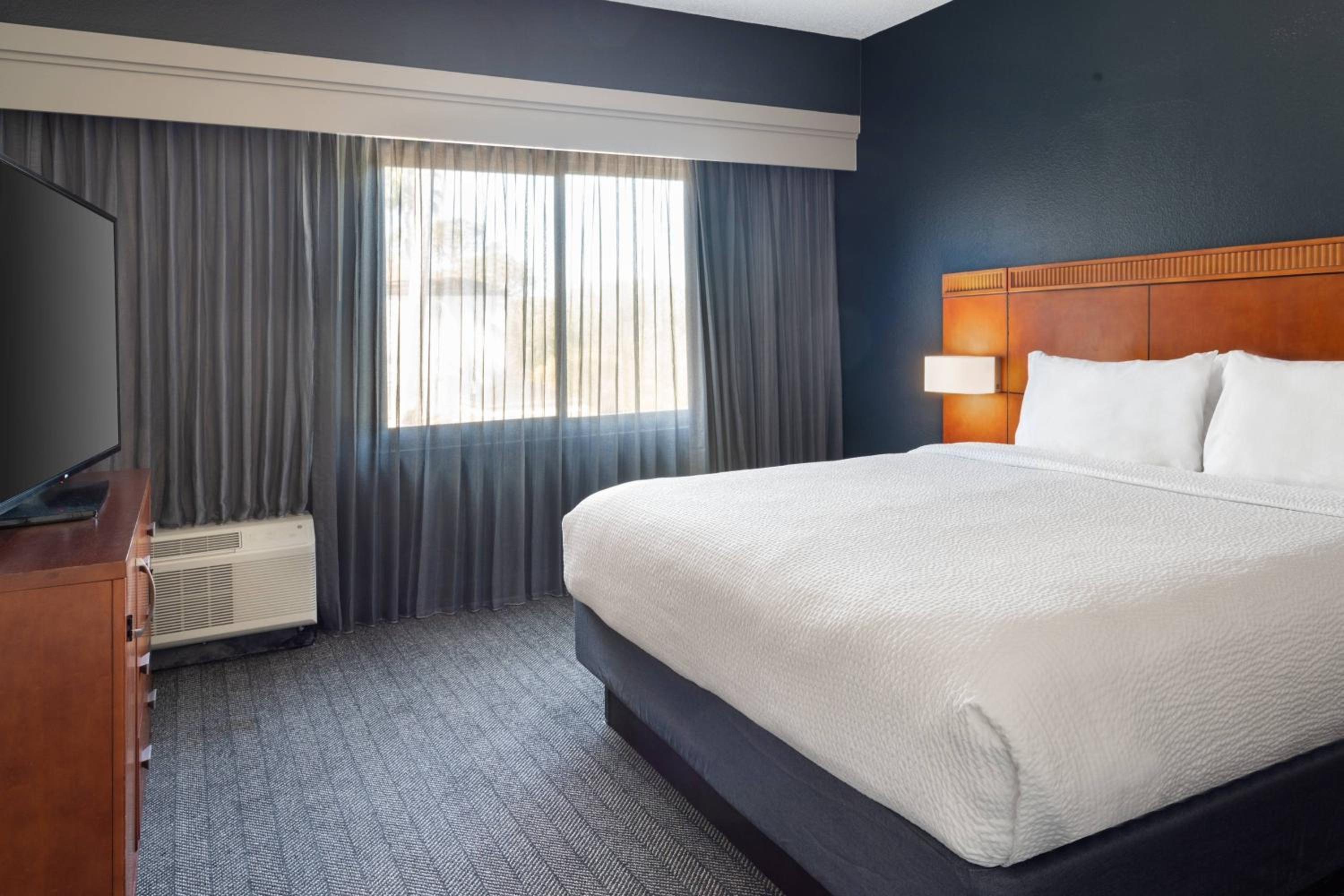 Suite, 1 King, Sofa bed, Courtyard view