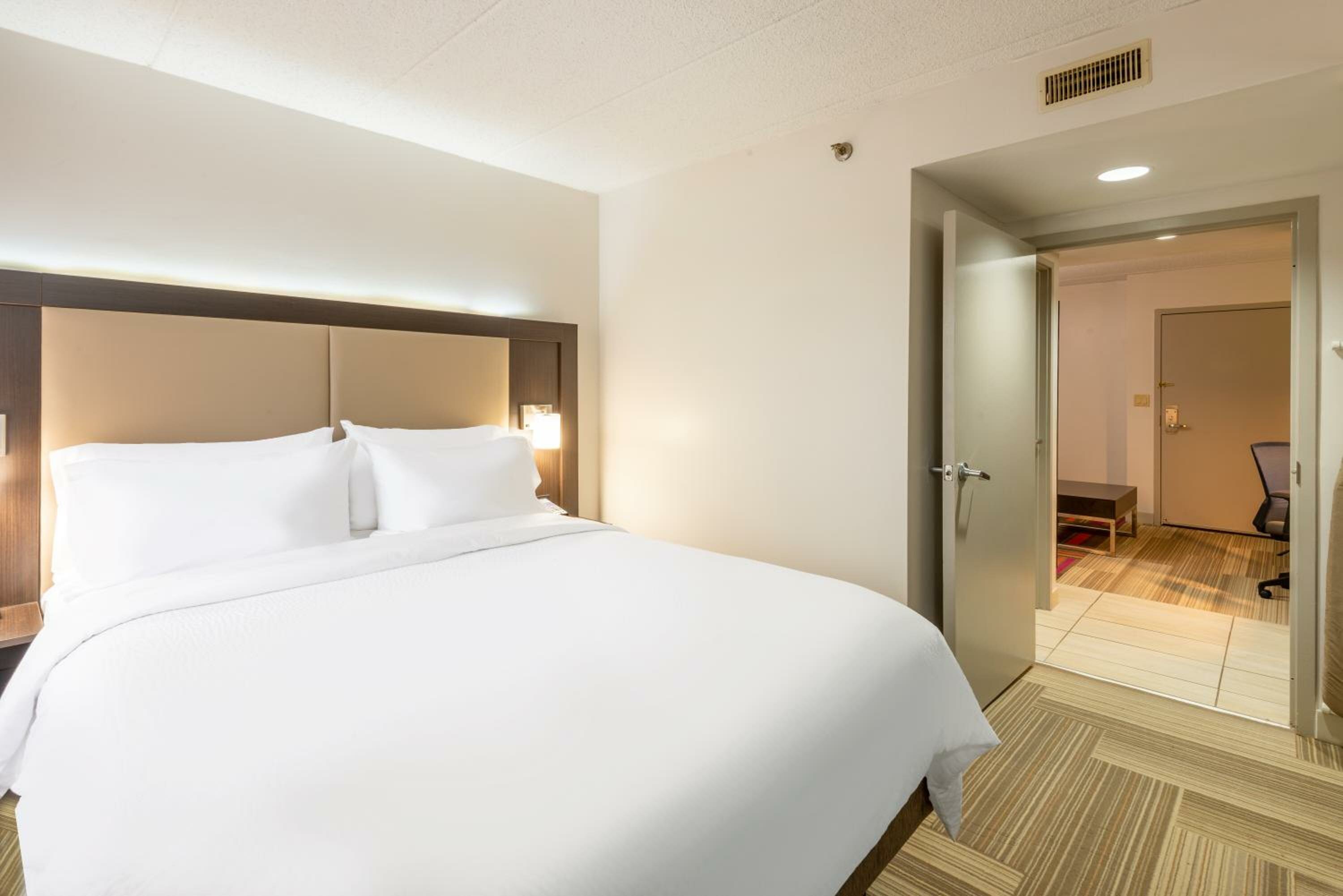 Standard Queen Room with Sofa Bed - Non-Smoking