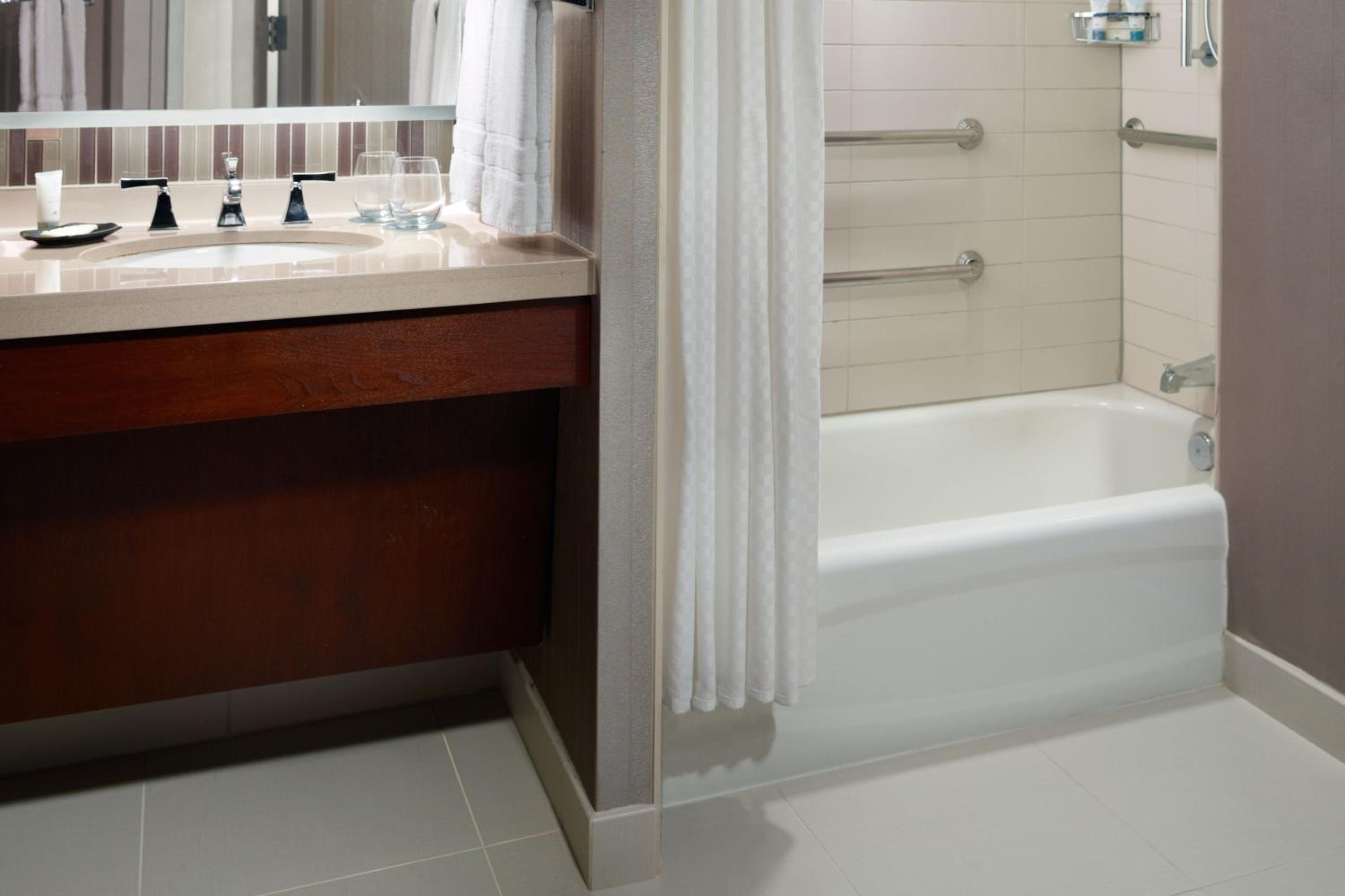 Traditional Queen Room with Roll-in Shower - Mobility Accessible