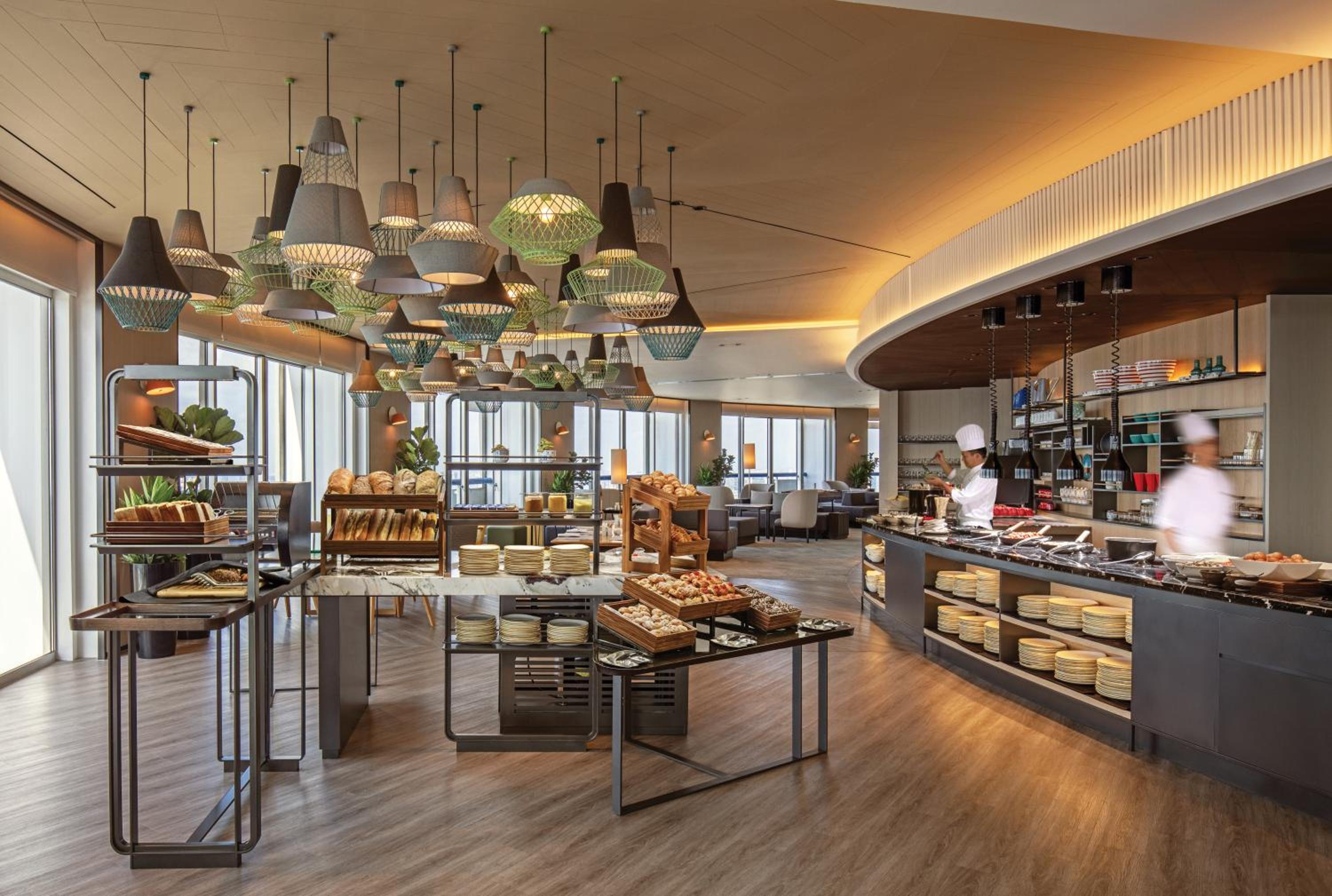 Crest Suite, 1 King, L65 Lounge Access, High Floor, 2 Balconies, Panoramic View