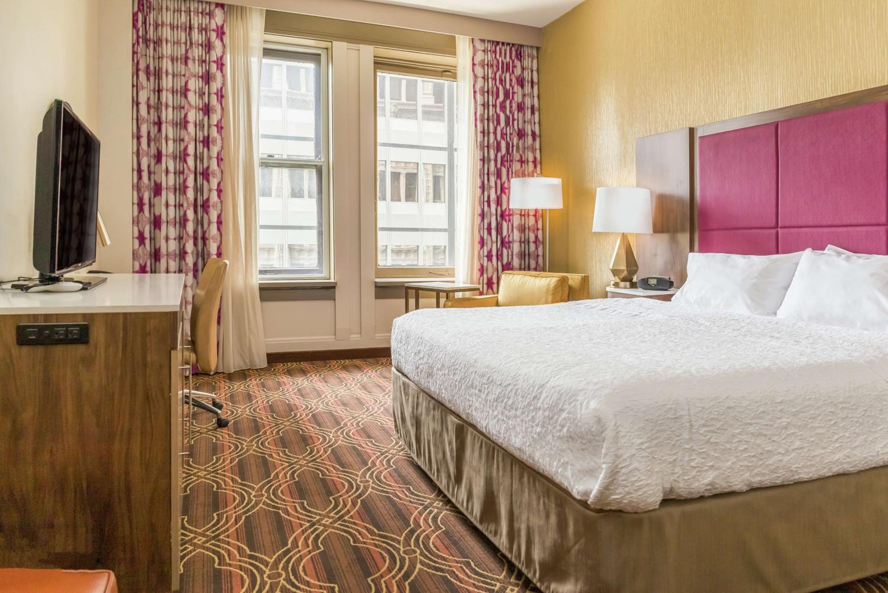 King Room with King Bed - Non-Smoking