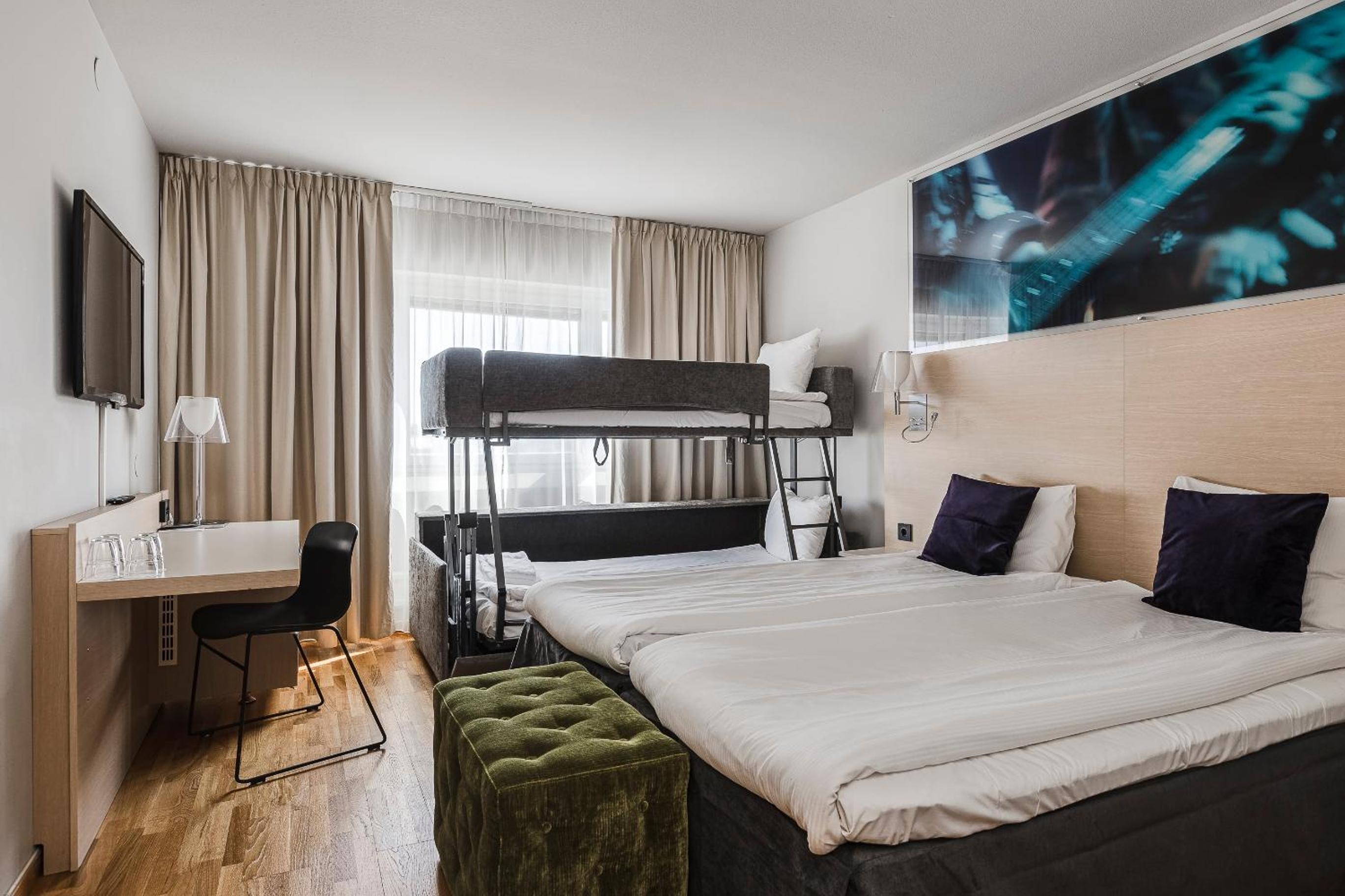 Family Room (2 Adults + 1 Children)