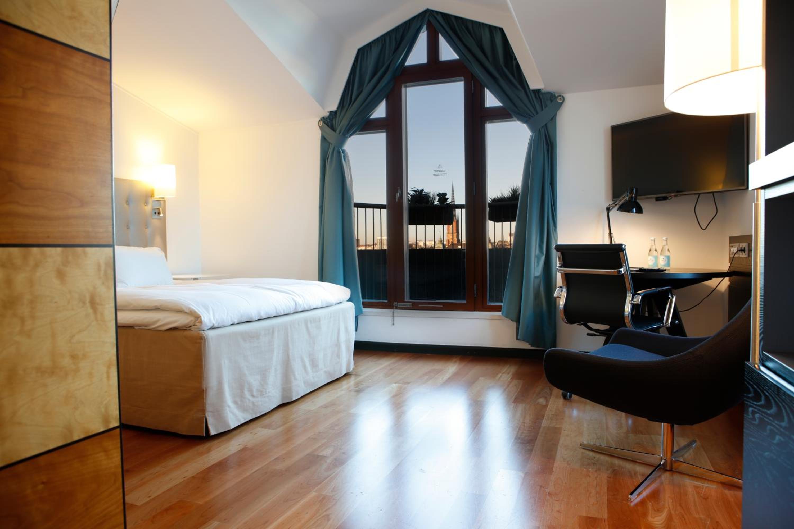 Twin Deluxe Room with View