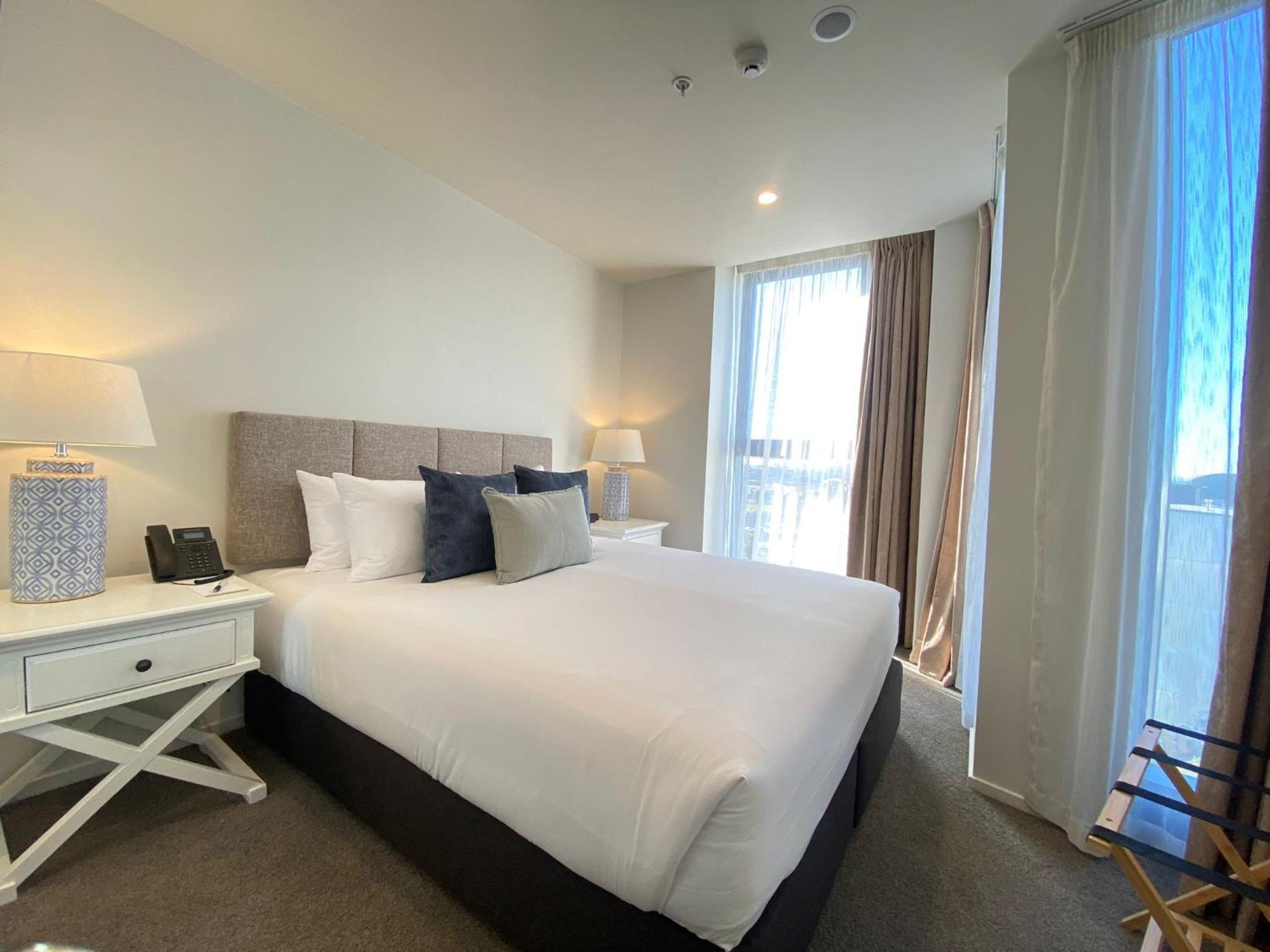 1 King Bed, Deluxe 1-Bedroom Apartment, Balcony, Non-Smoking