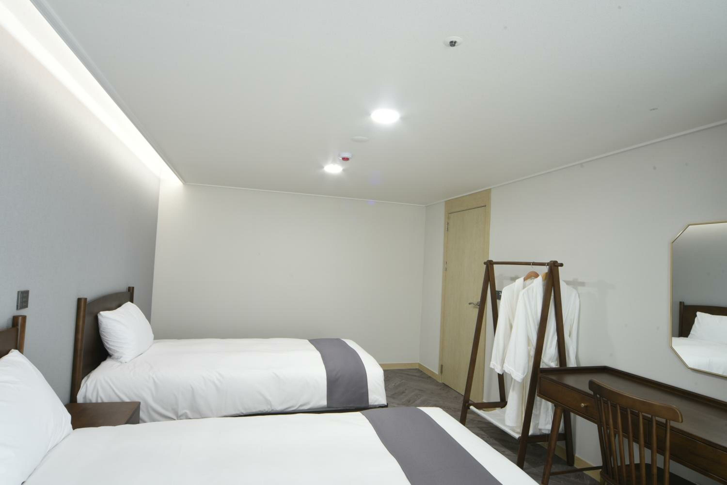 Junior Suite Half Ocean View with Rooftop Swimming Pool Access For 4