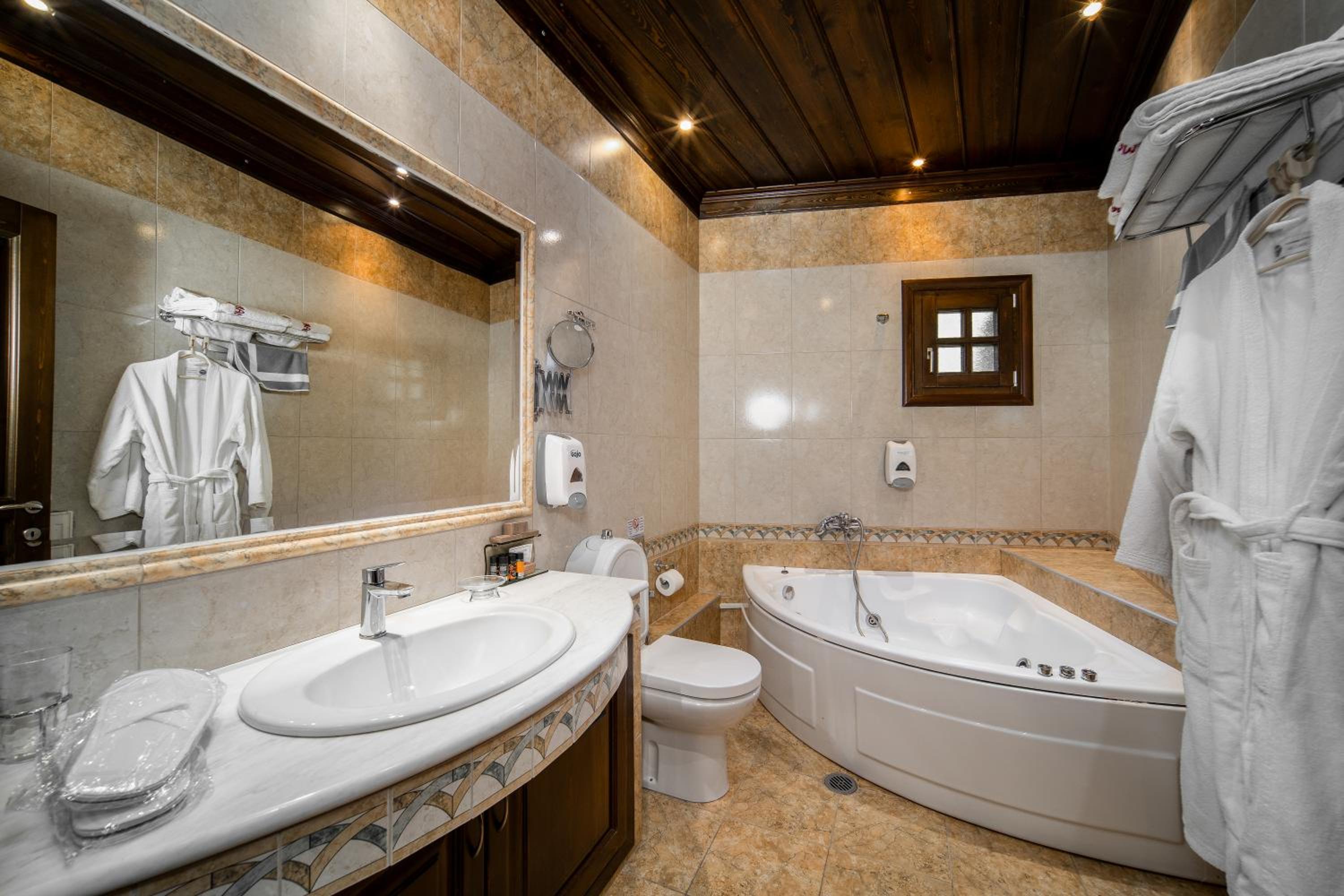 Junior Suite with Fireplace and Spa Bath