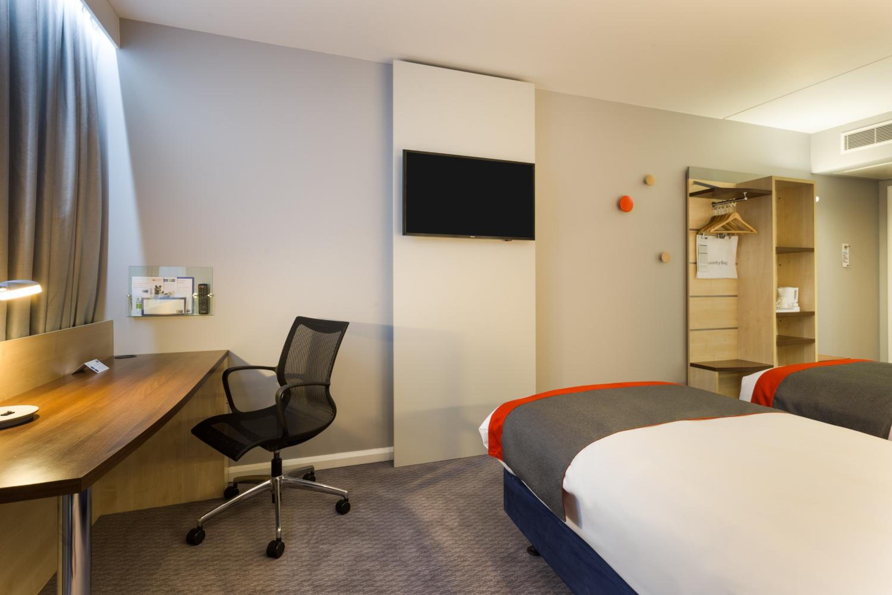 Standard Twin Room with Free Hot Breakfast - Accessible