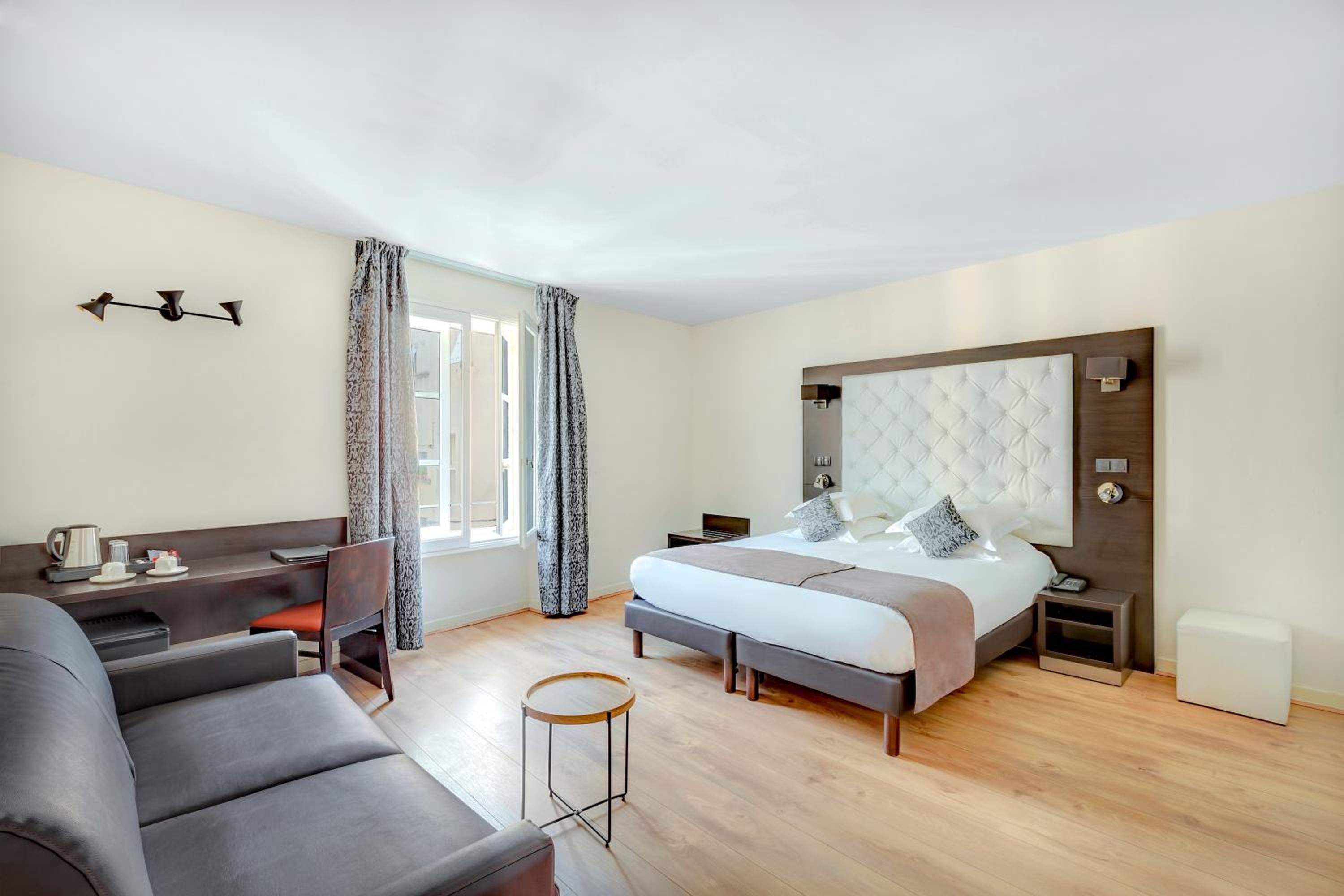 Junior Queen Suite