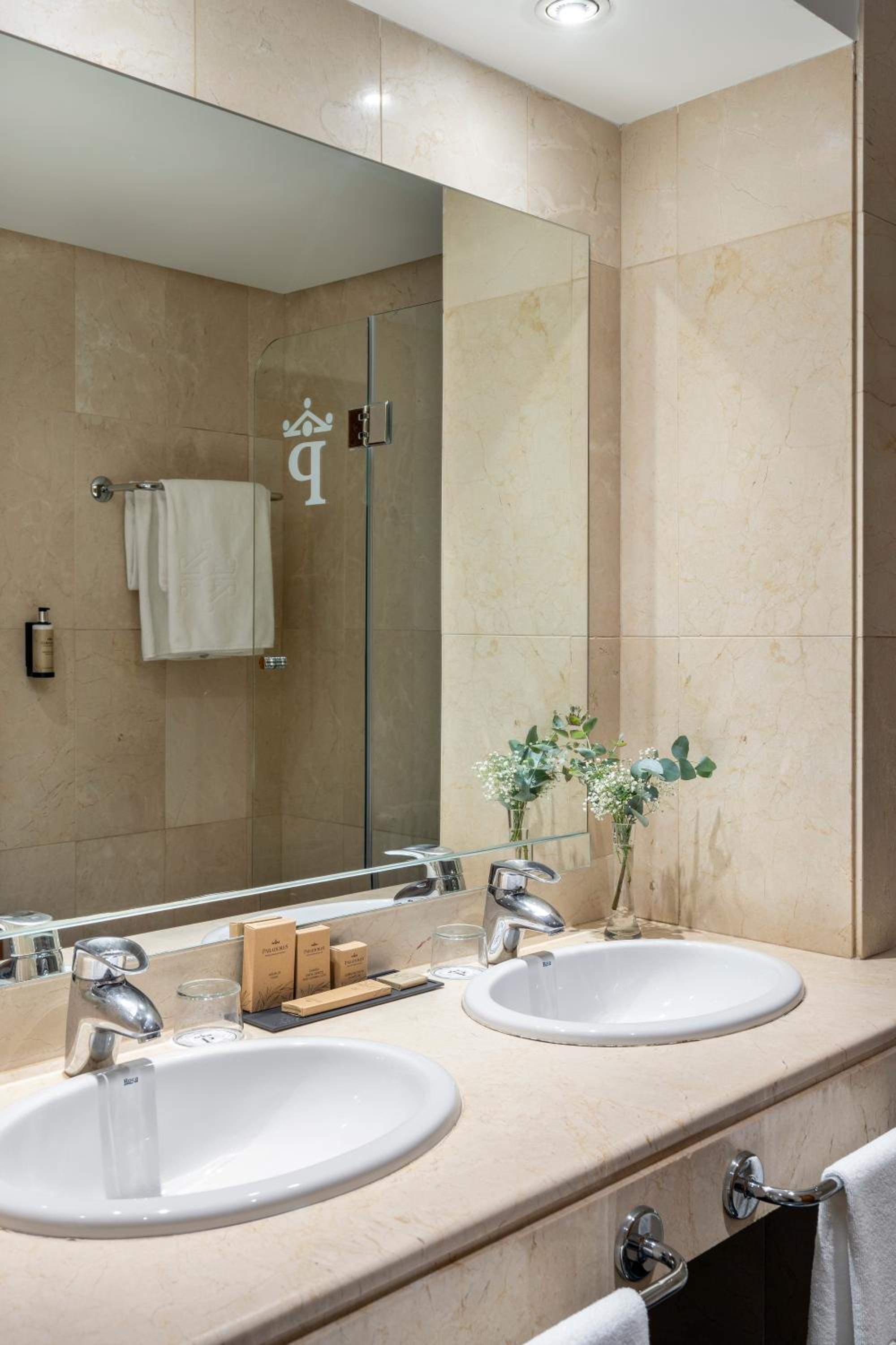 Double Standar Room (2 Adults + 1 Child)