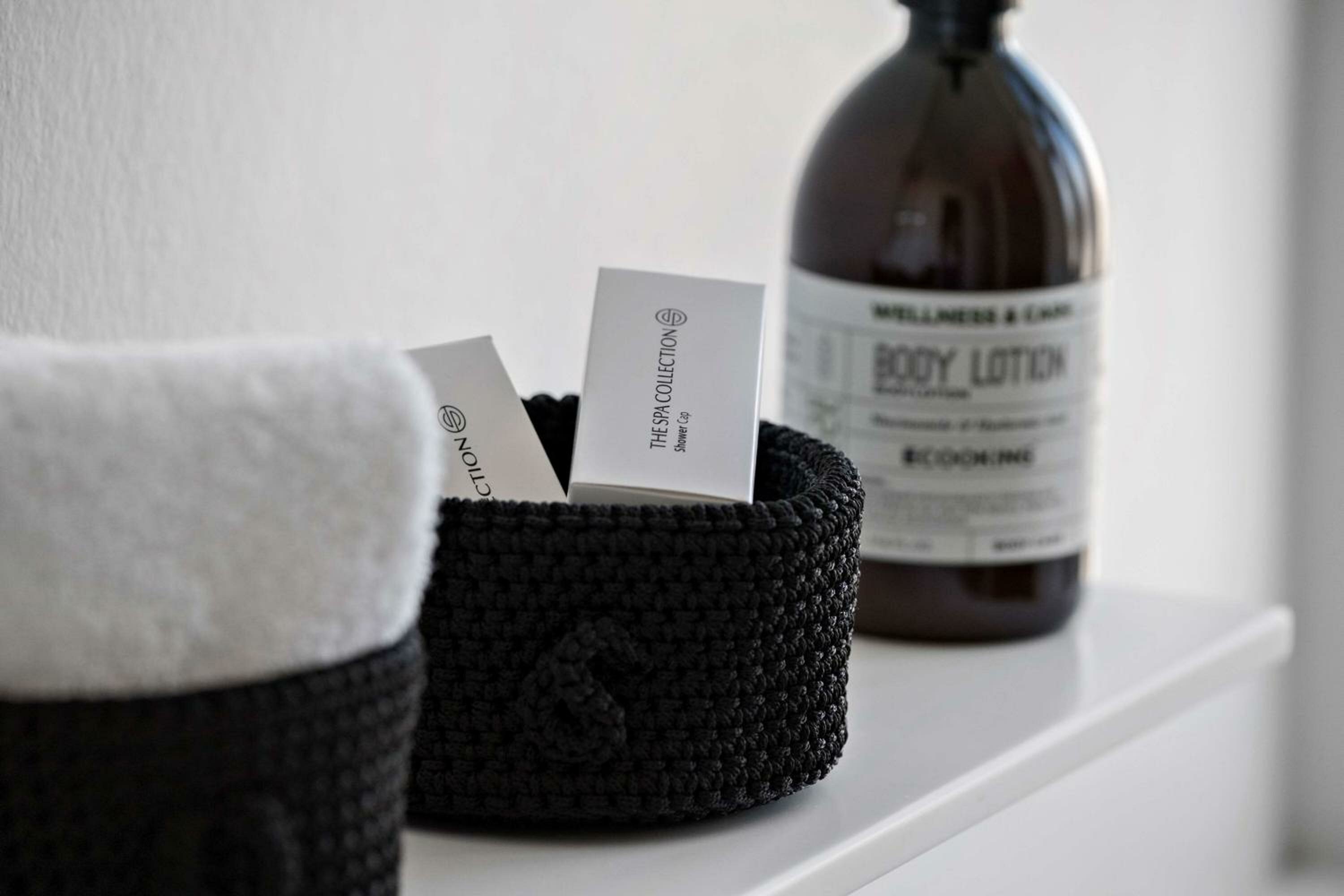 Junior King Suite with Sofa Bed and Bath Tub - Non-Smoking