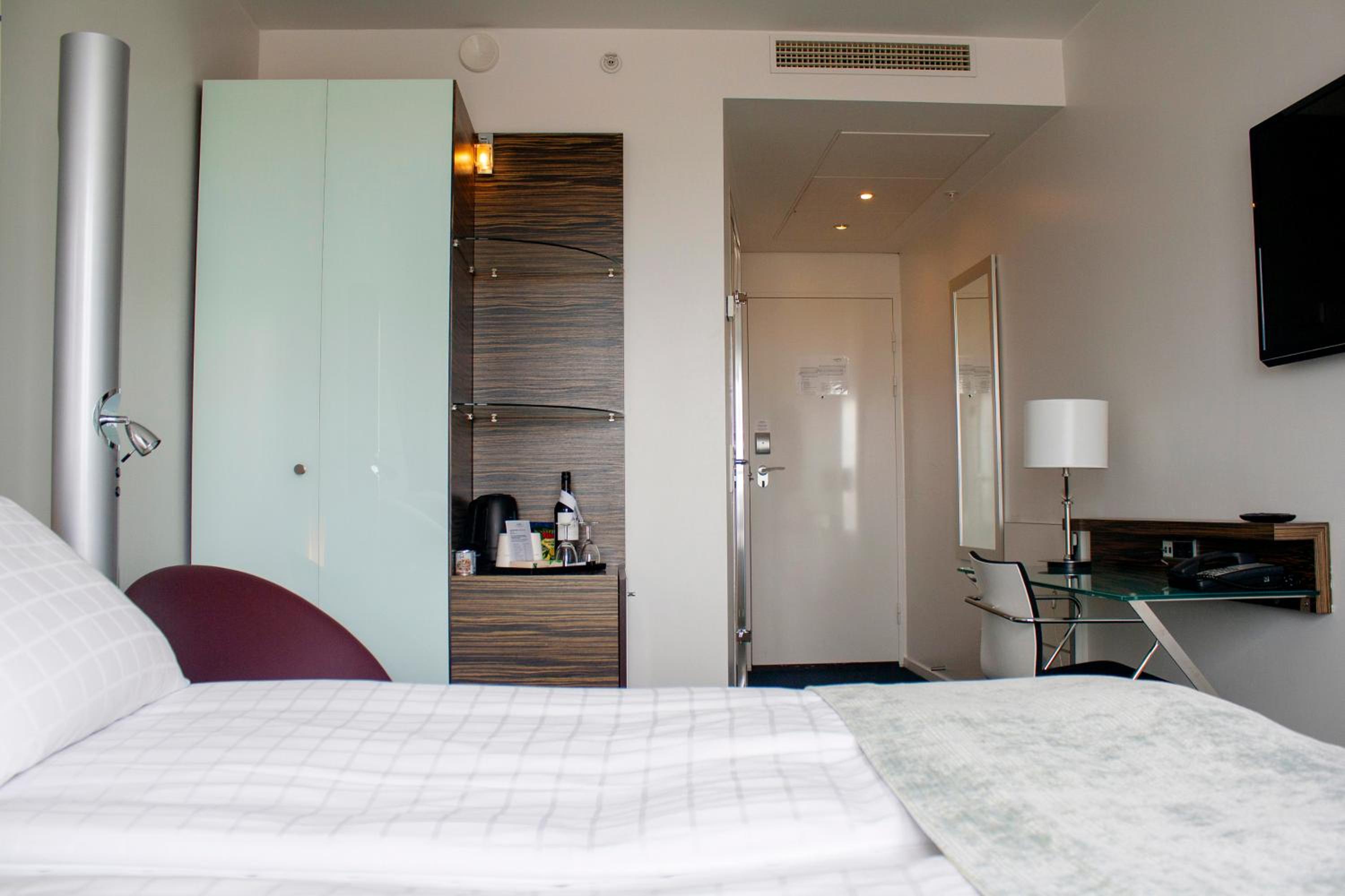 Side-by-side – 2 rooms next to each other