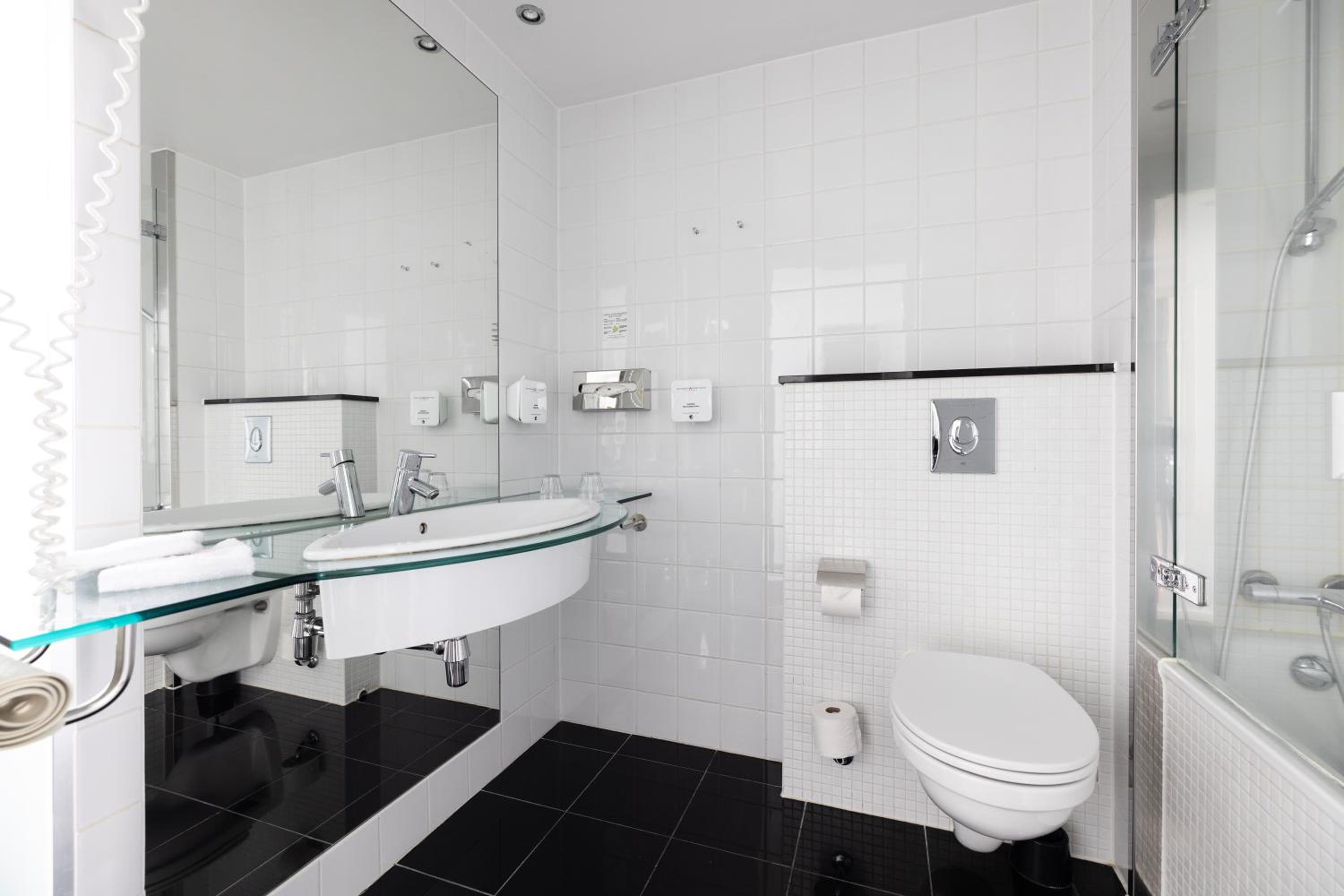 Side-by-side – 2 rooms next to each other