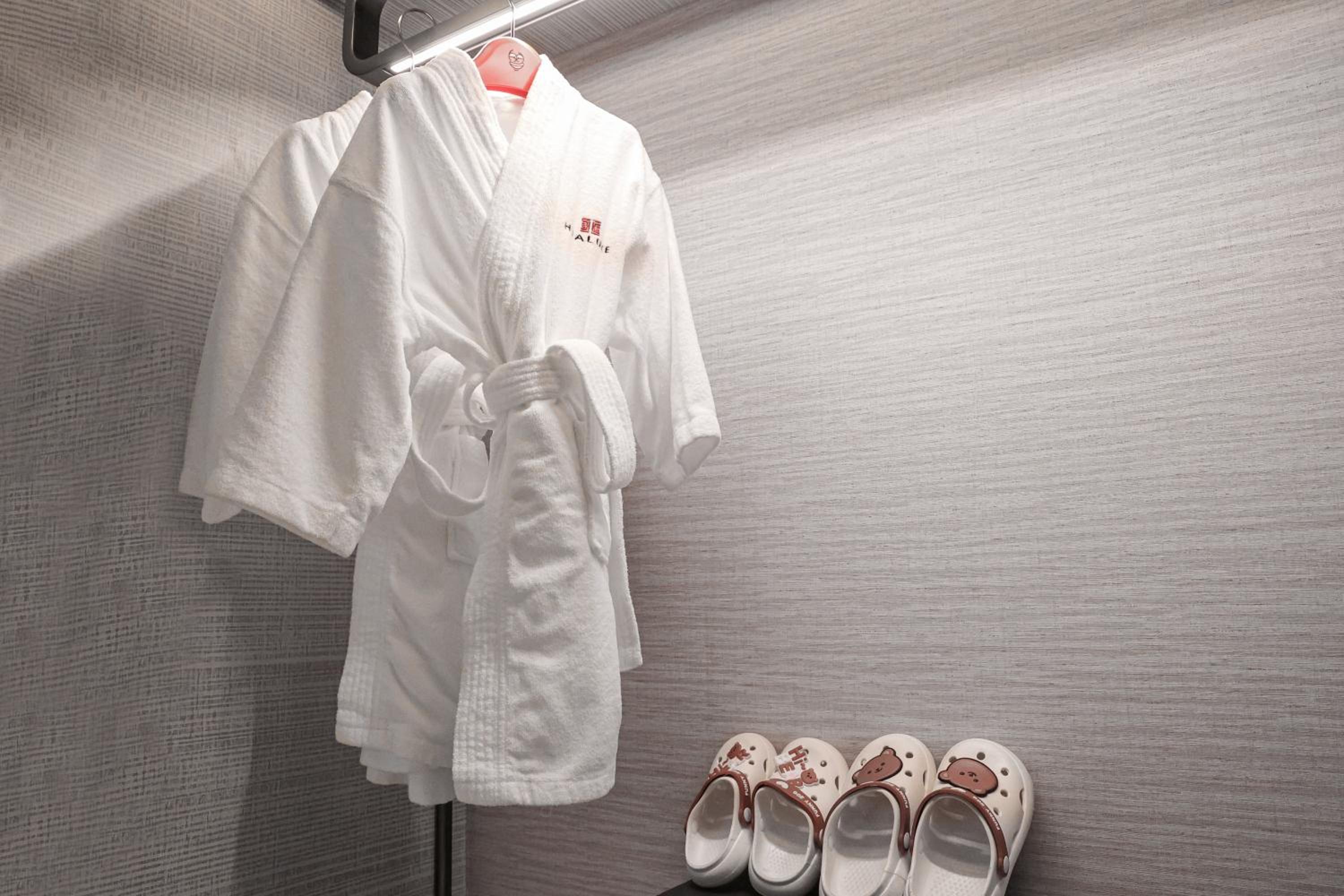 Standard Double Room with One Kid Bed and Lake View - Kids Theme