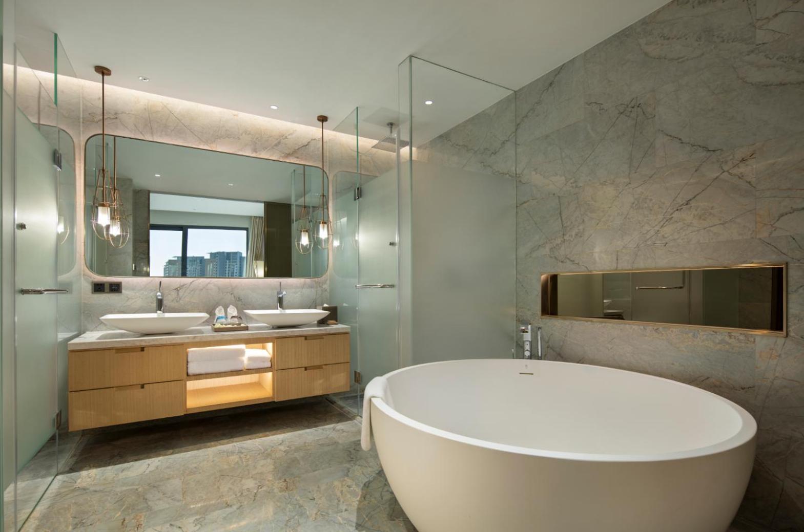 One-Bedroom King Suite with Sea View and Balcony