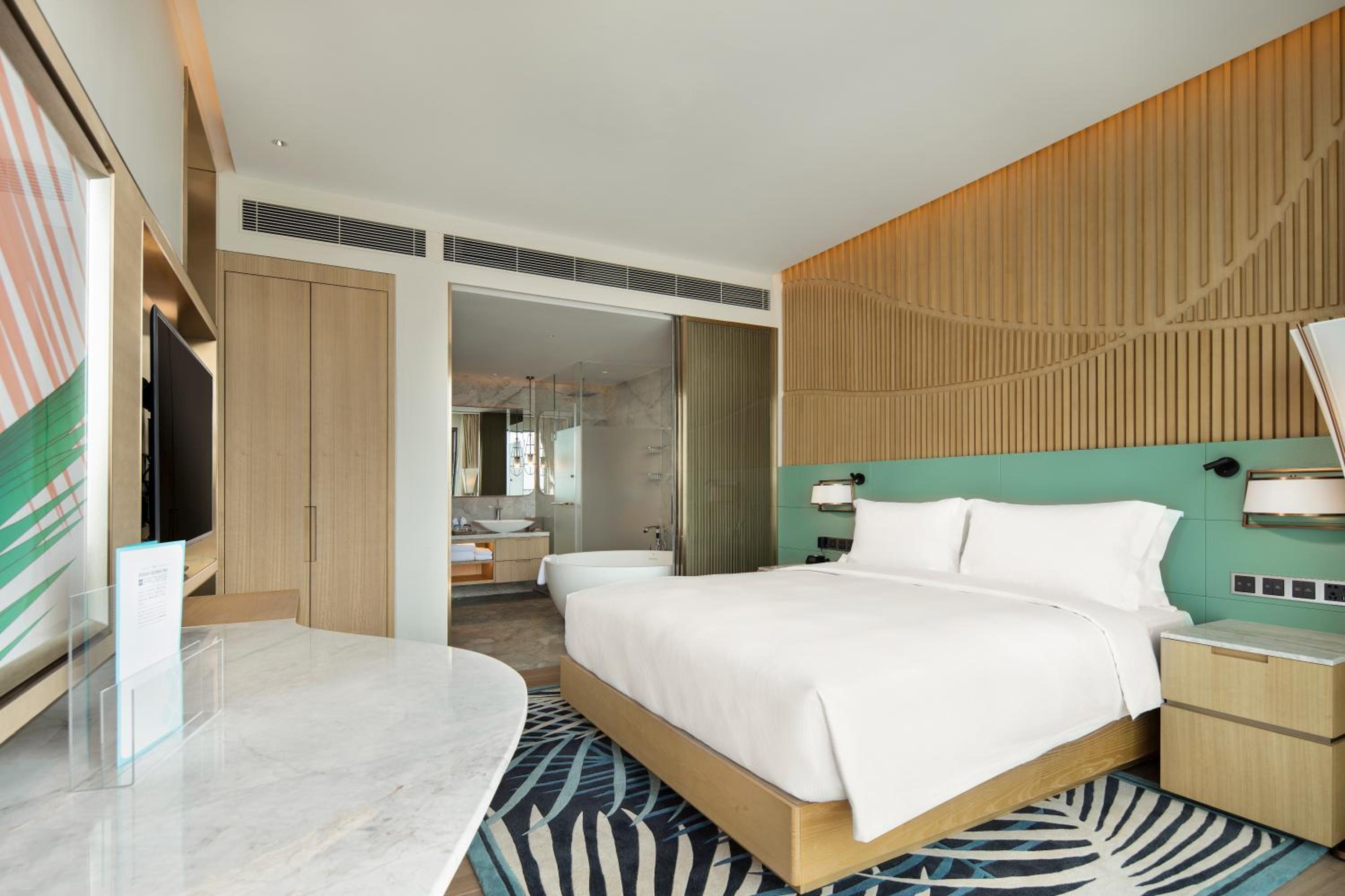 One-Bedroom King Suite with Sea View and Balcony