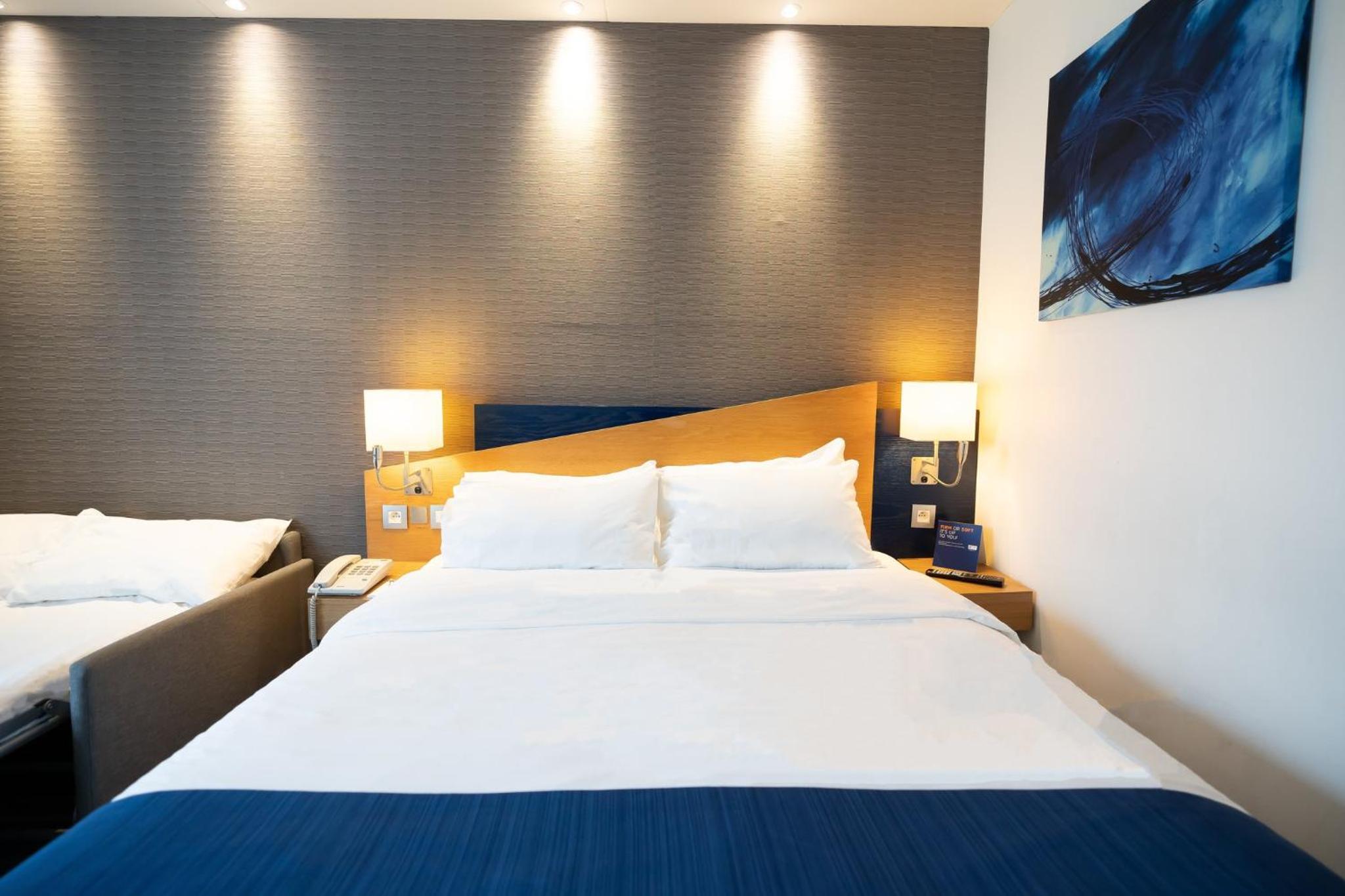 Standard Queen Room with Single Sofa Bed - Free Breakfast