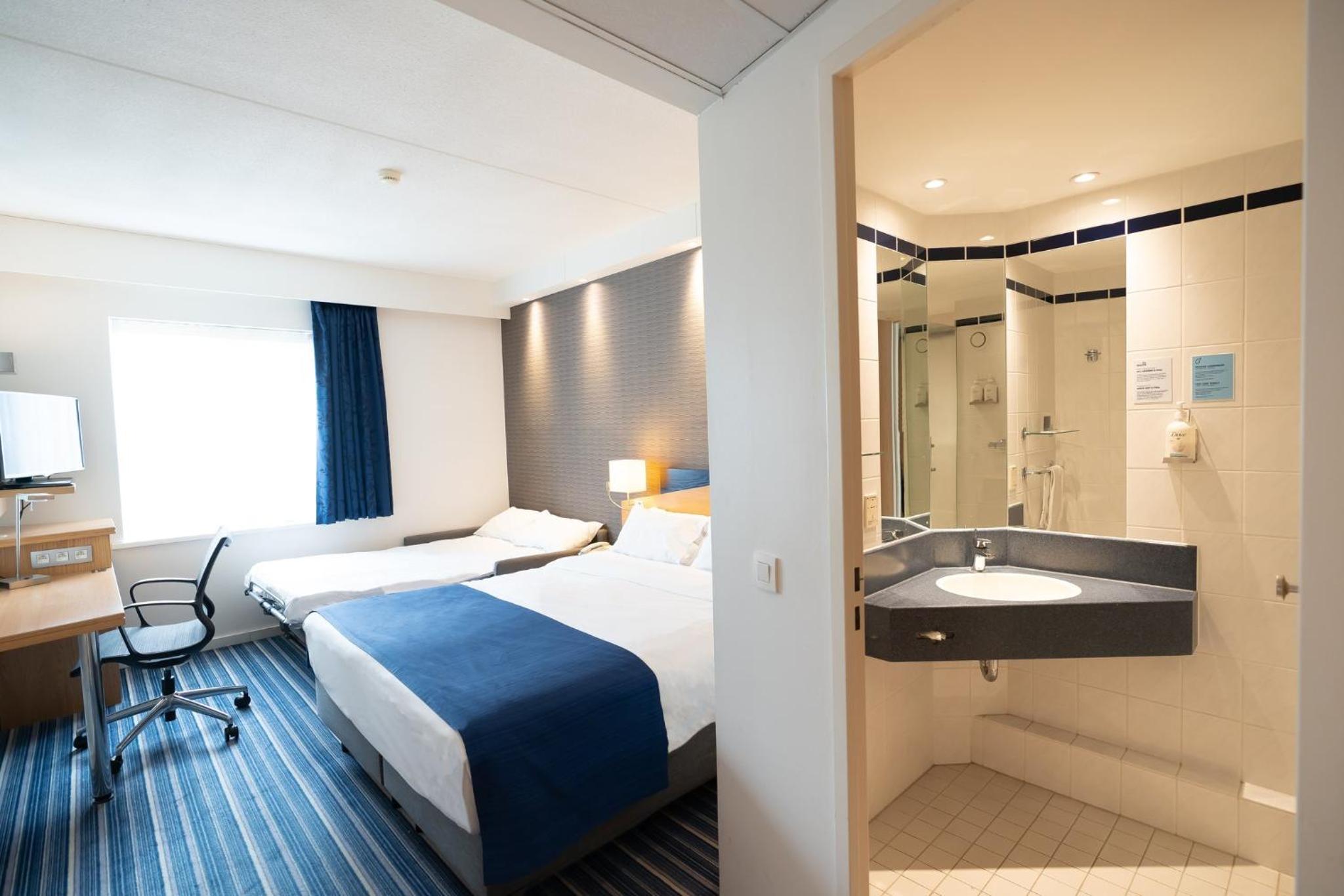 Standard Queen Room with Single Sofa Bed - Free Breakfast