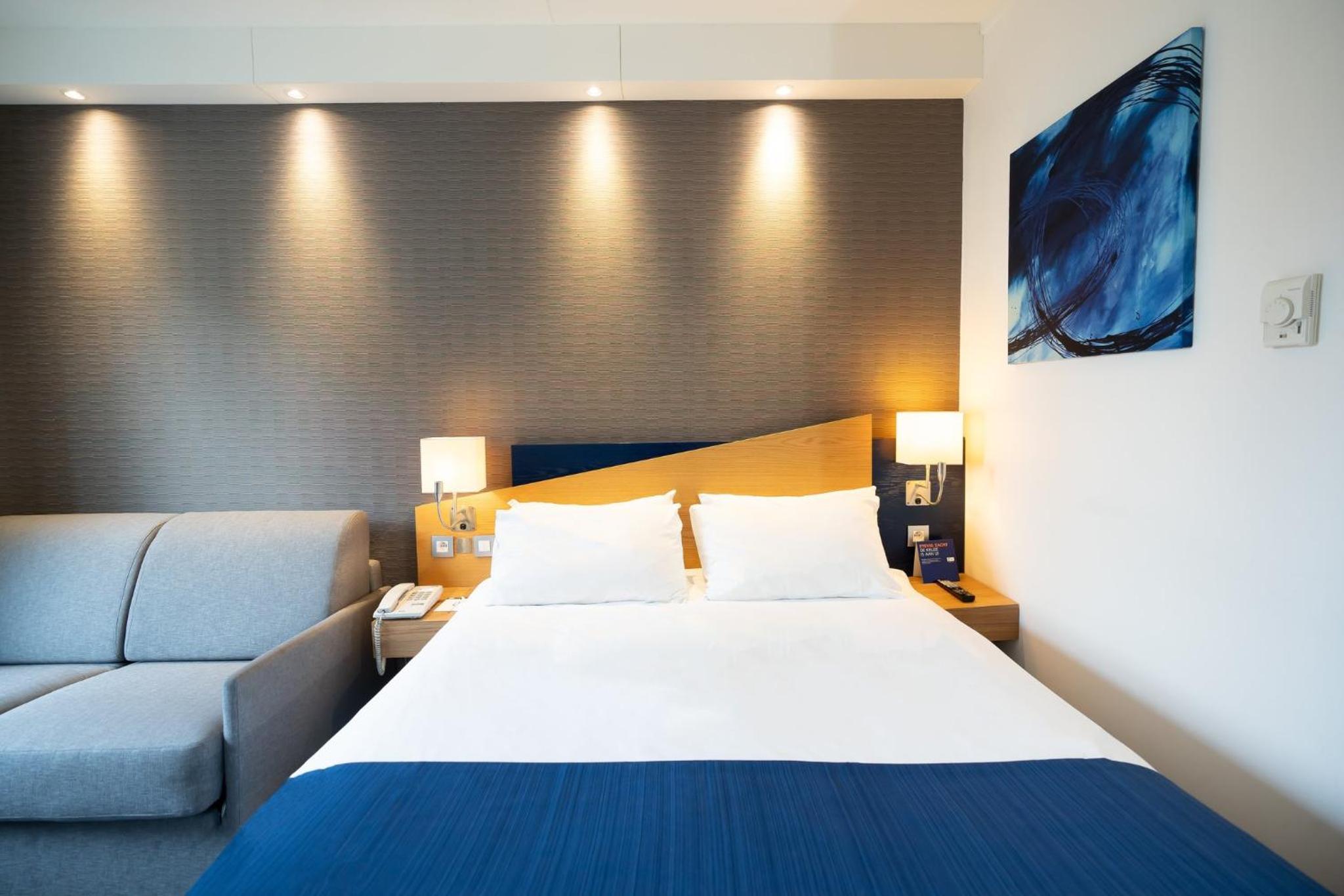 Standard Queen Room with Single Sofa Bed - Free Breakfast