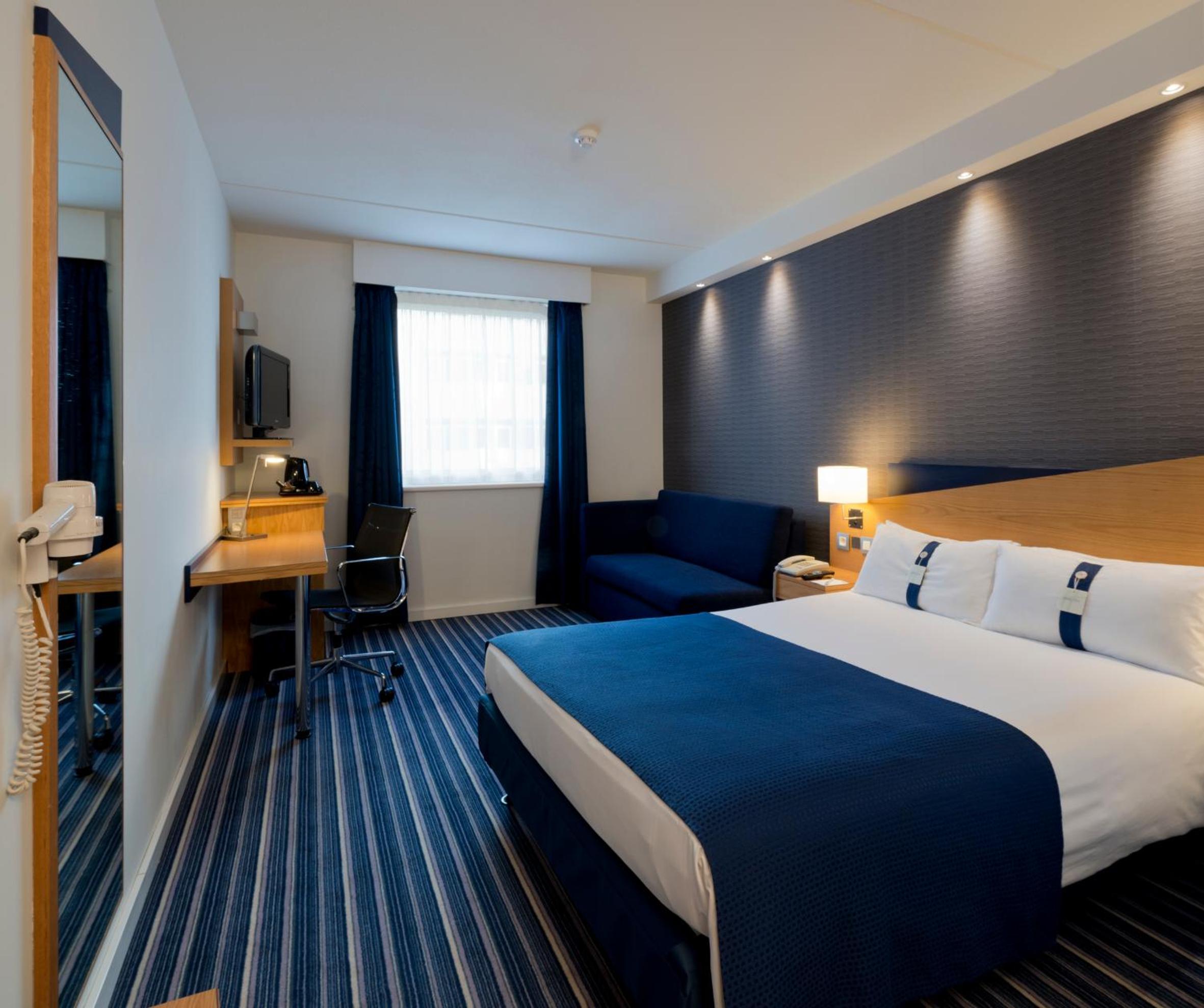 Standard Queen Room with Single Sofa Bed - Free Breakfast