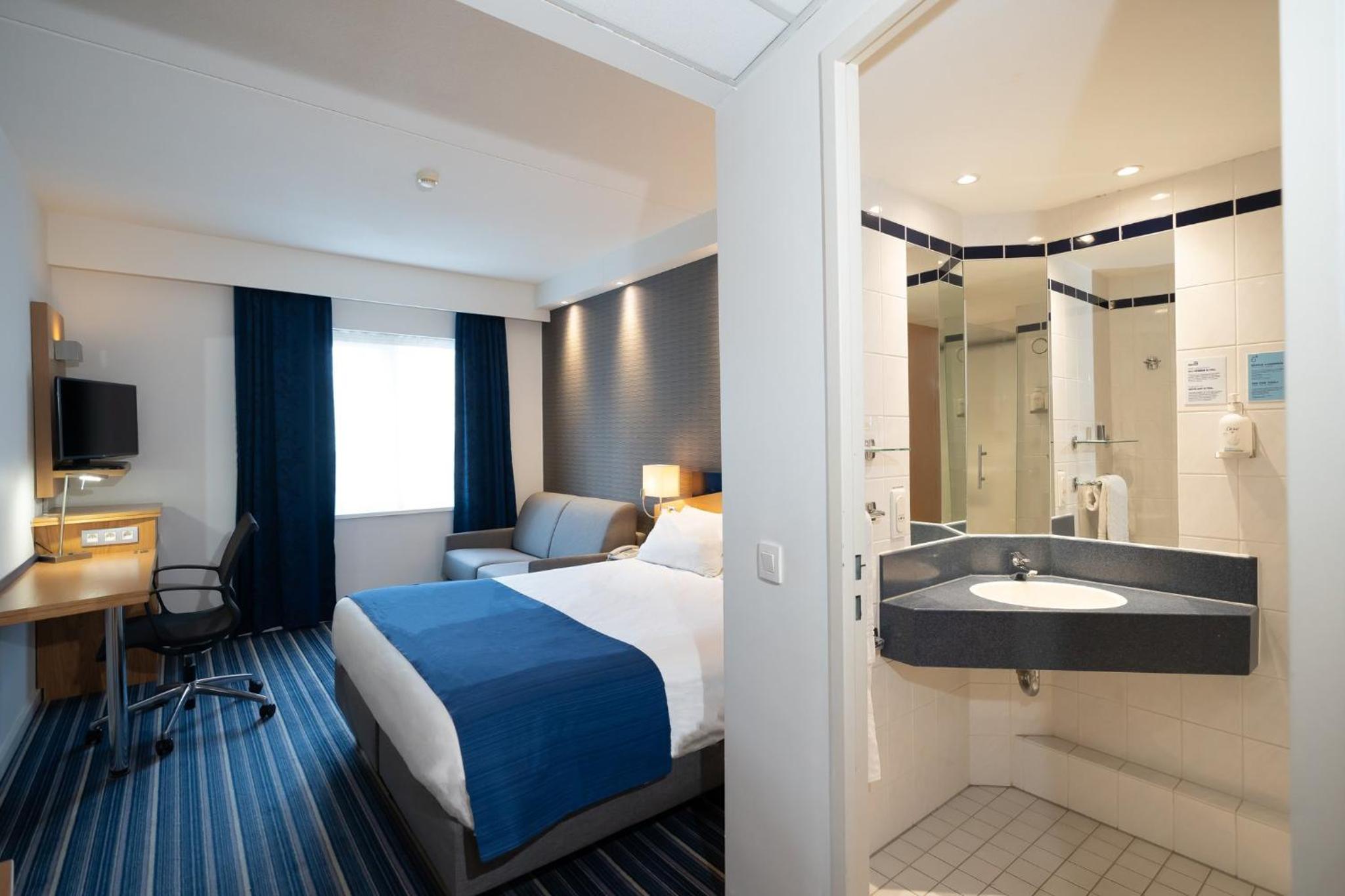 Standard Queen Room with Single Sofa Bed - Free Breakfast