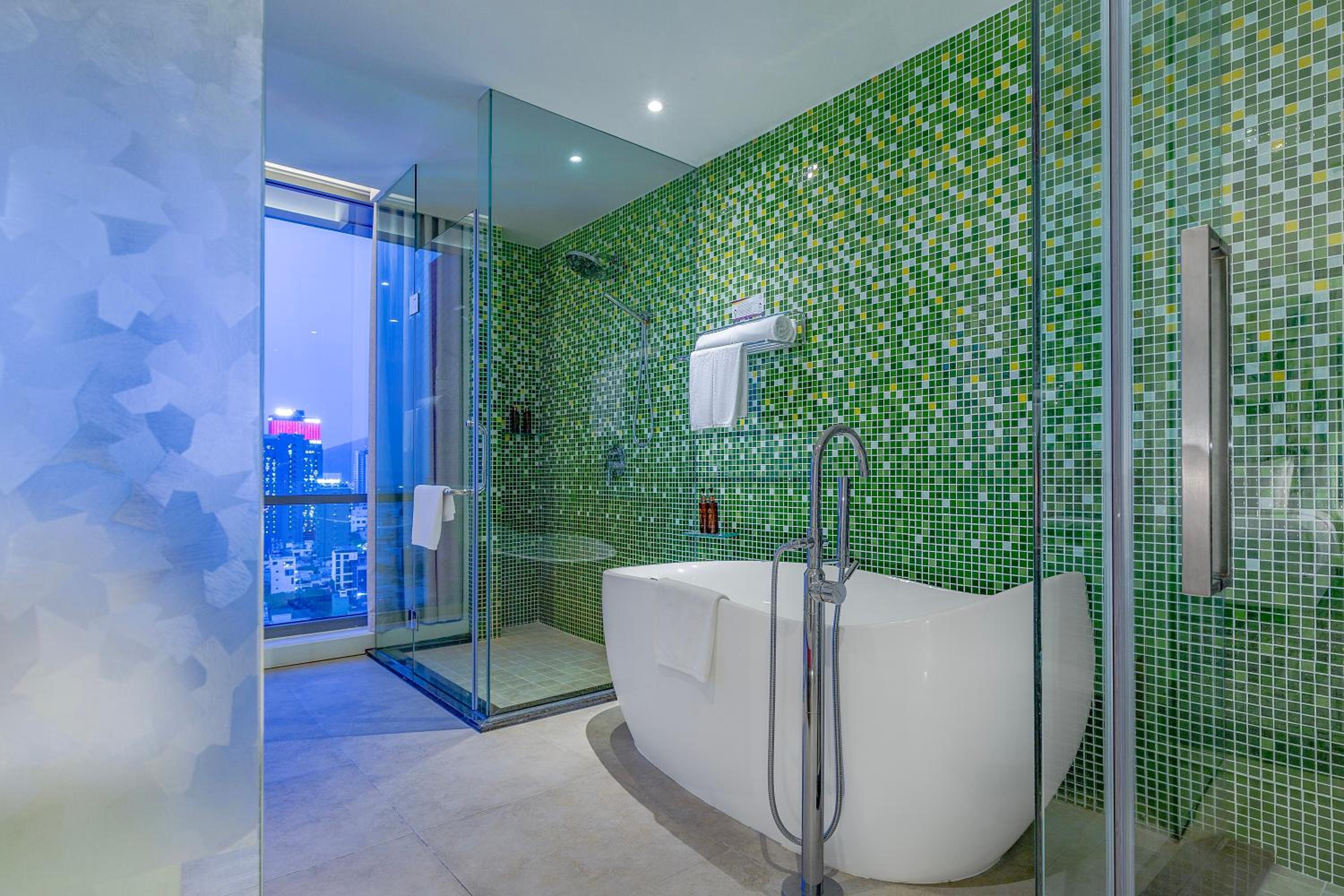 Grand King Suite with Bathtub