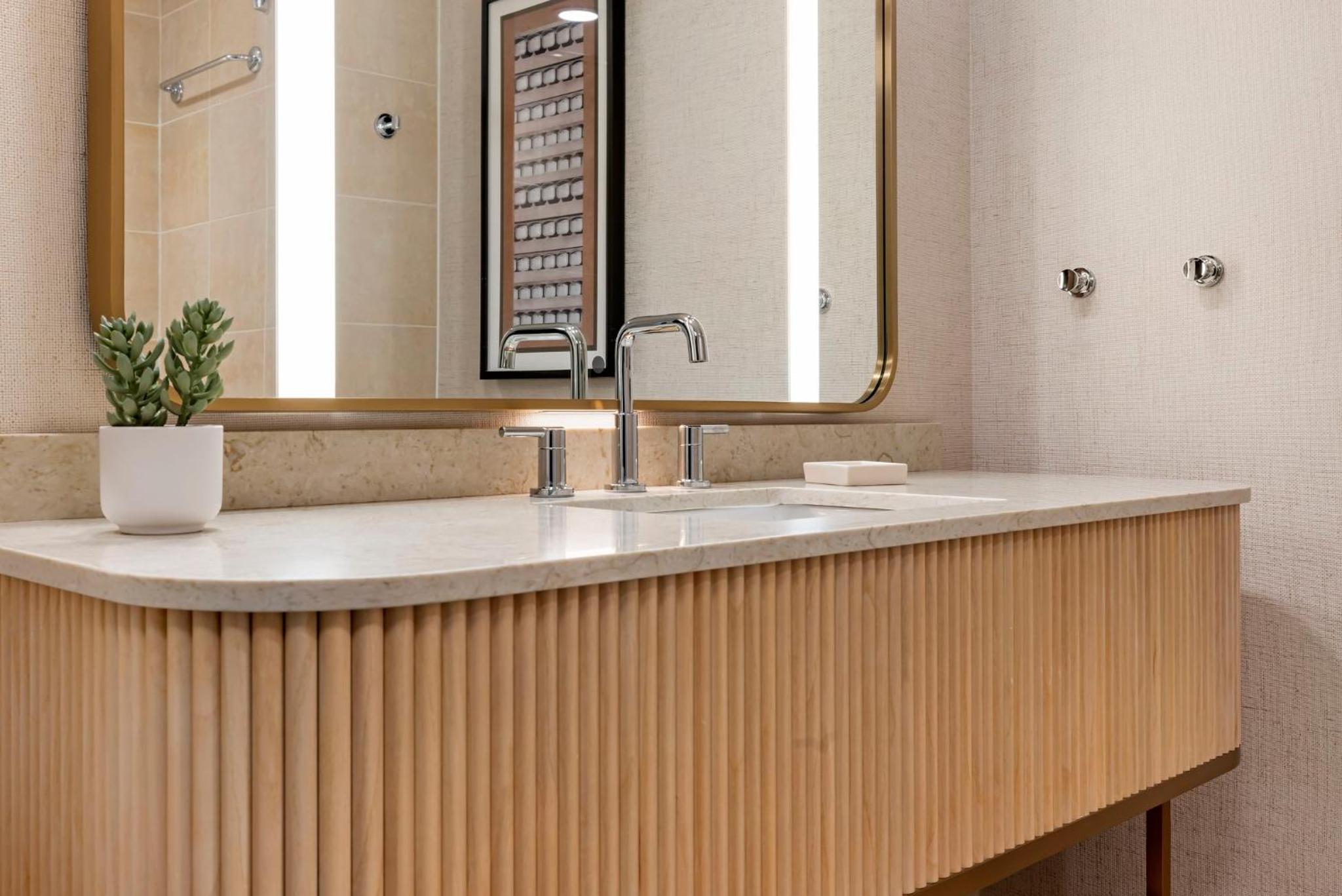  Premier Corner Room 1 King with Balcony - Bay View