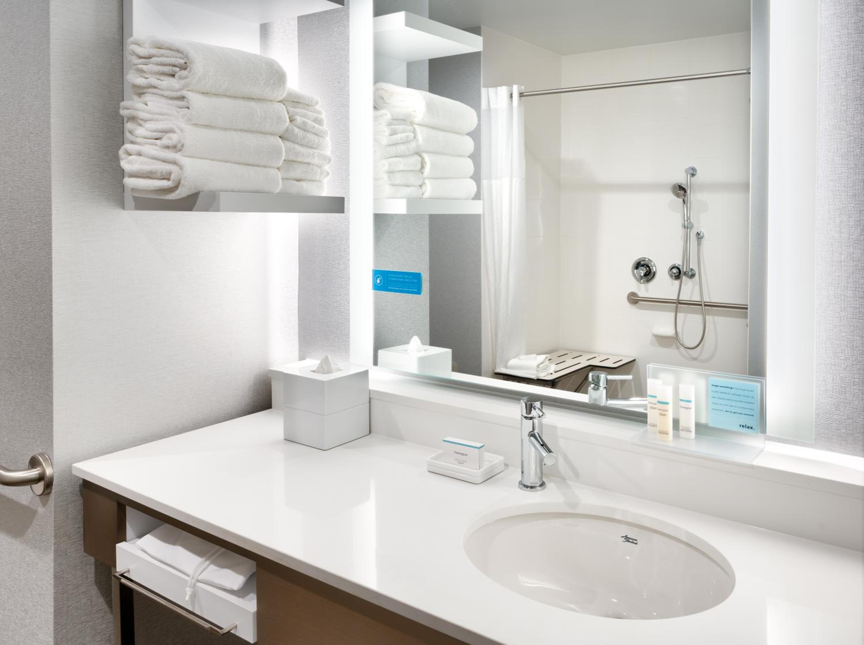 Queen Room with Bath Tub - Mobility Access/Non-Smoking